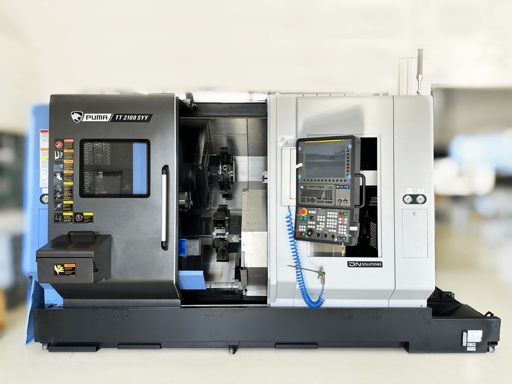 Draai-freescentrum DN SOLUTIONS PUMA TT2100SYY vooraanzicht, met bedieningspaneel en zichtbare interne onderdelen.