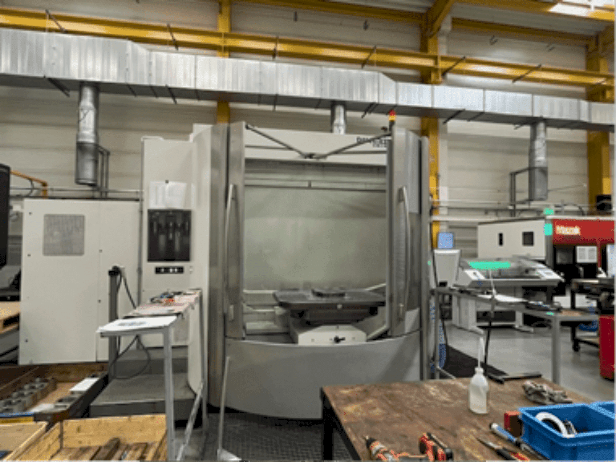 Vooraanzicht van DMG GILDEMEISTER DMC 125U machine