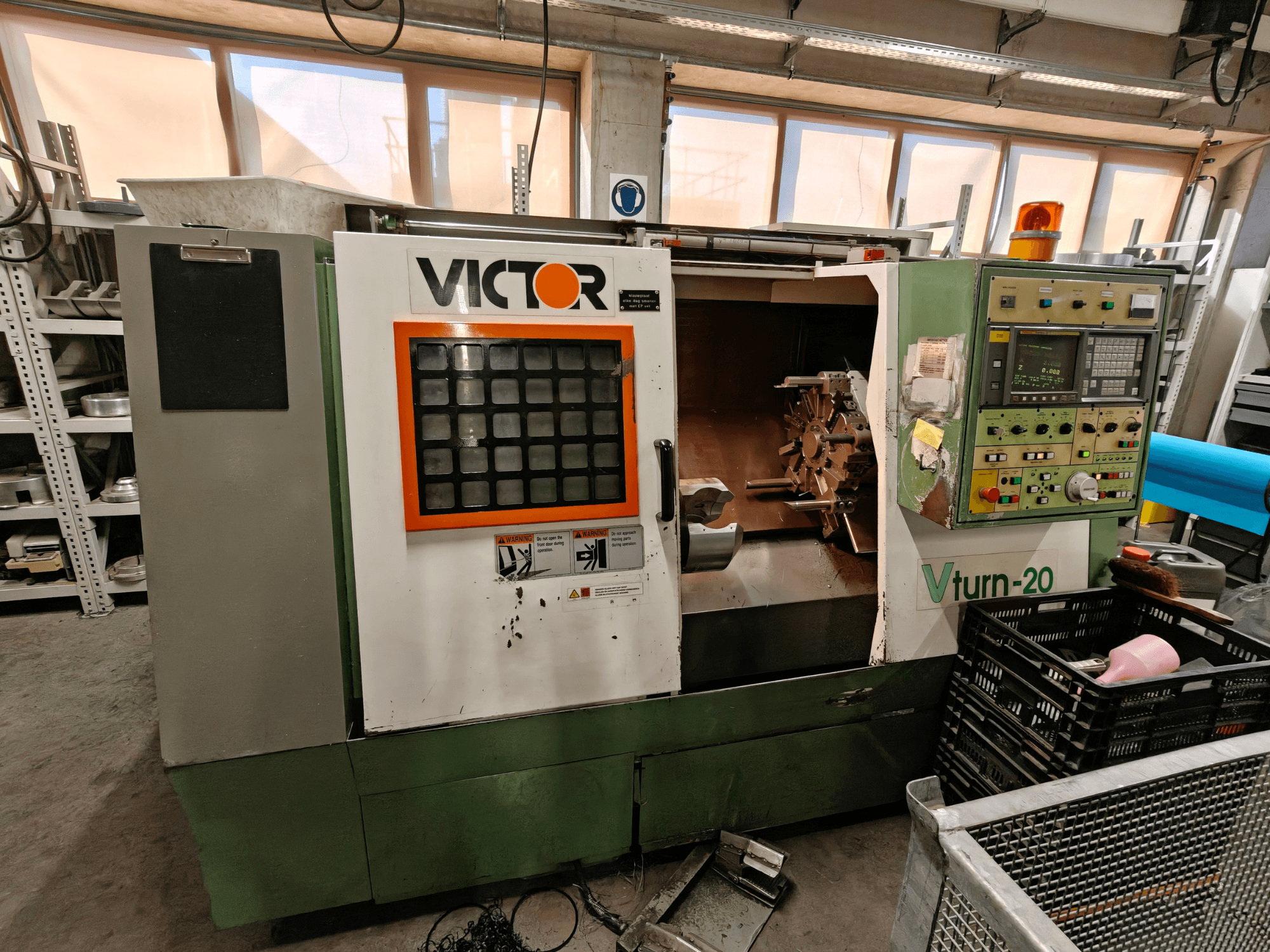 Victor Vturn-20 horizontale draaimachine, zijaanzicht, met het bedieningspaneel, de spindel en de werkruimte voor machinale bewerking.