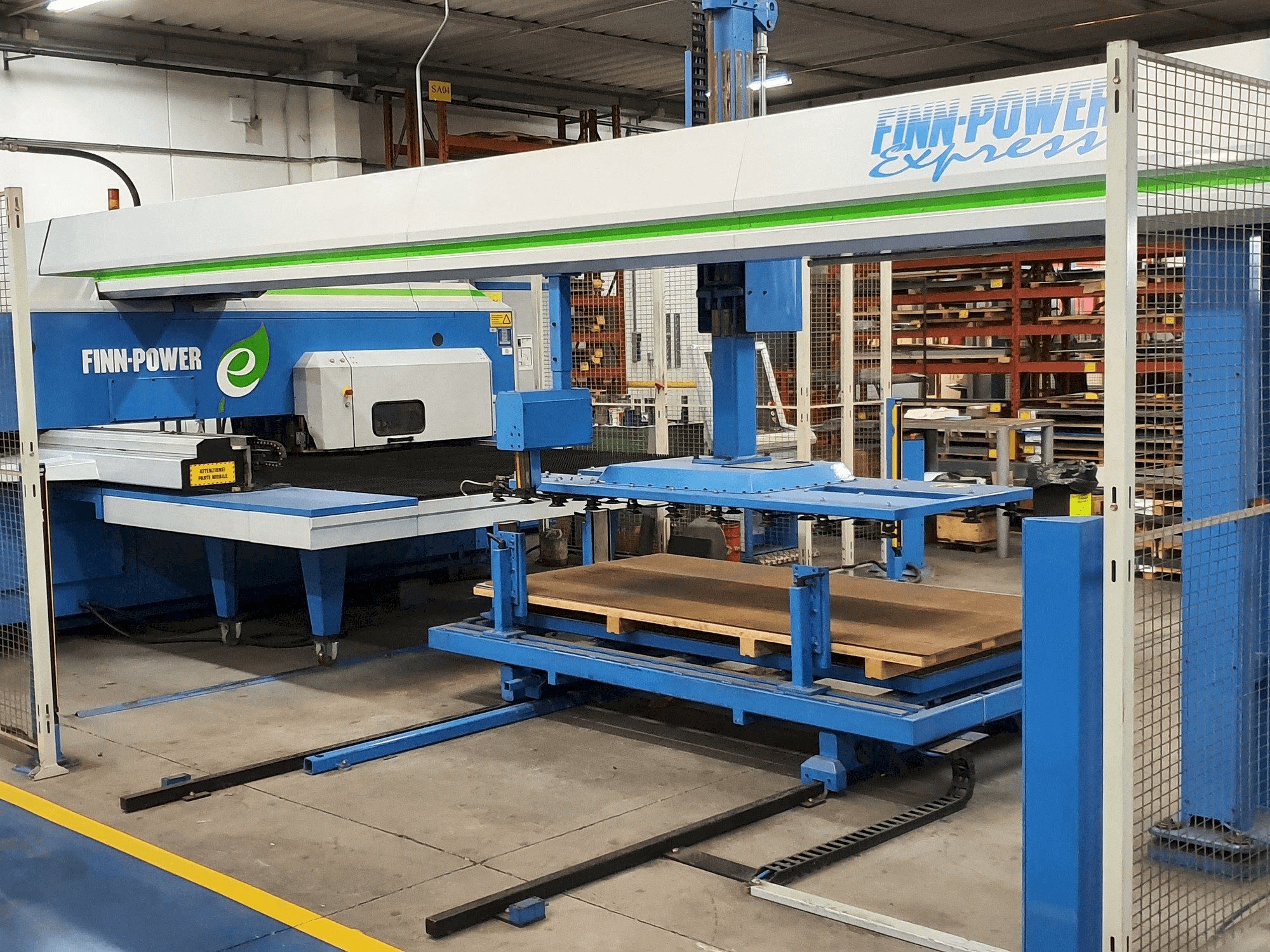 Vooraanzicht van Finn-Power E5 U machine