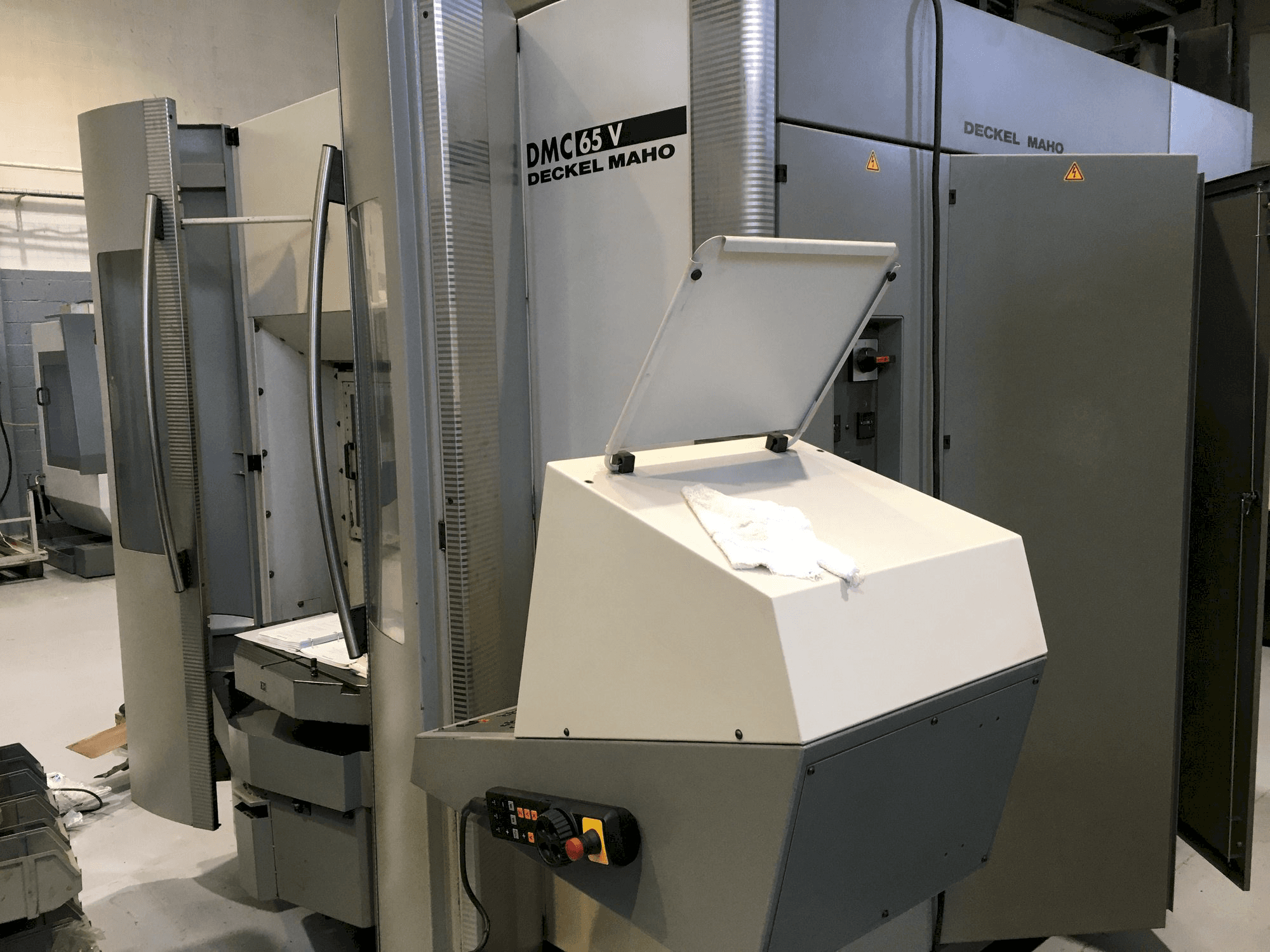 Vooraanzicht van DECKEL MAHO DMC 65V machine