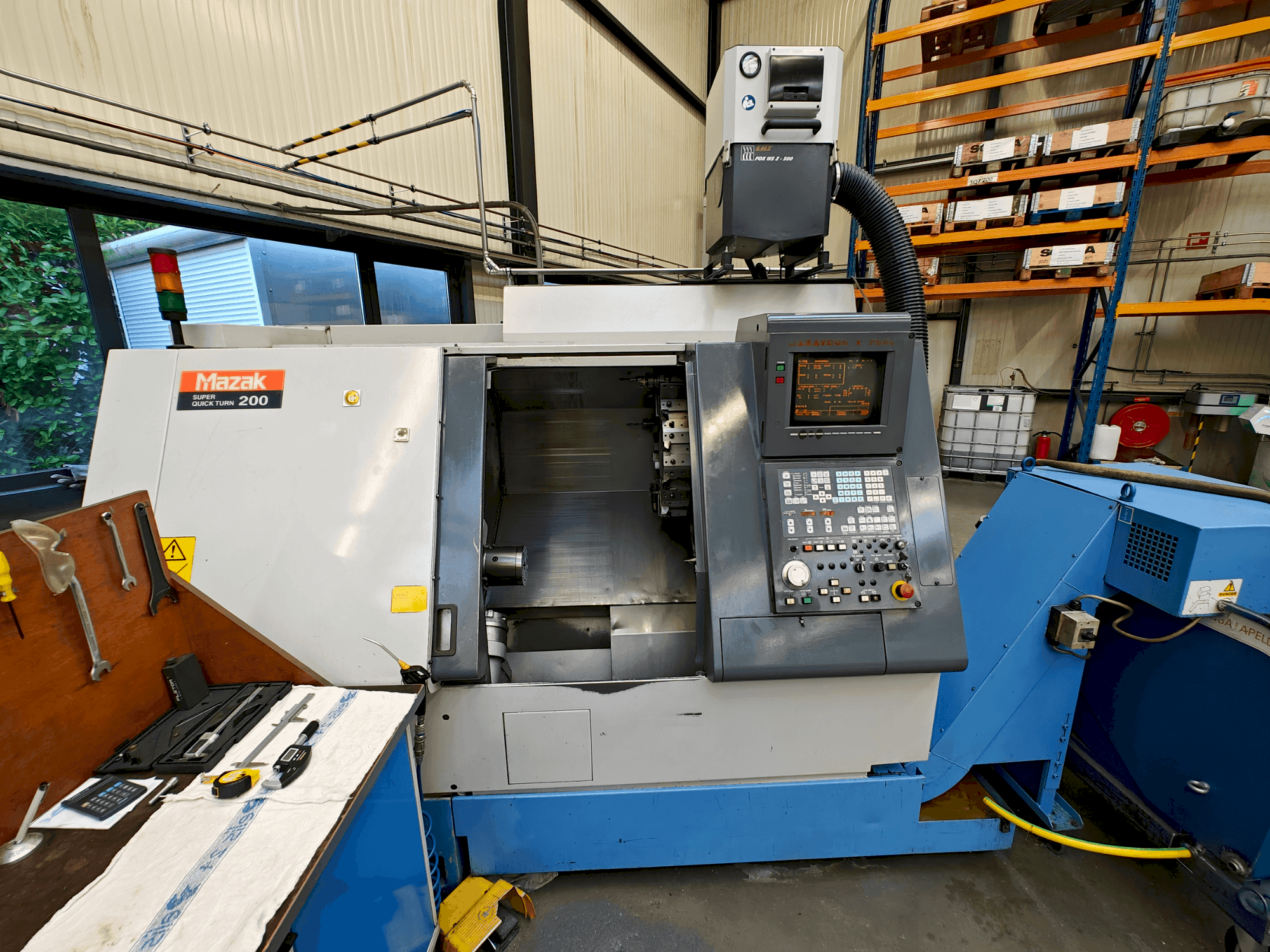 Vooraanzicht van Mazak SQT-200 machine