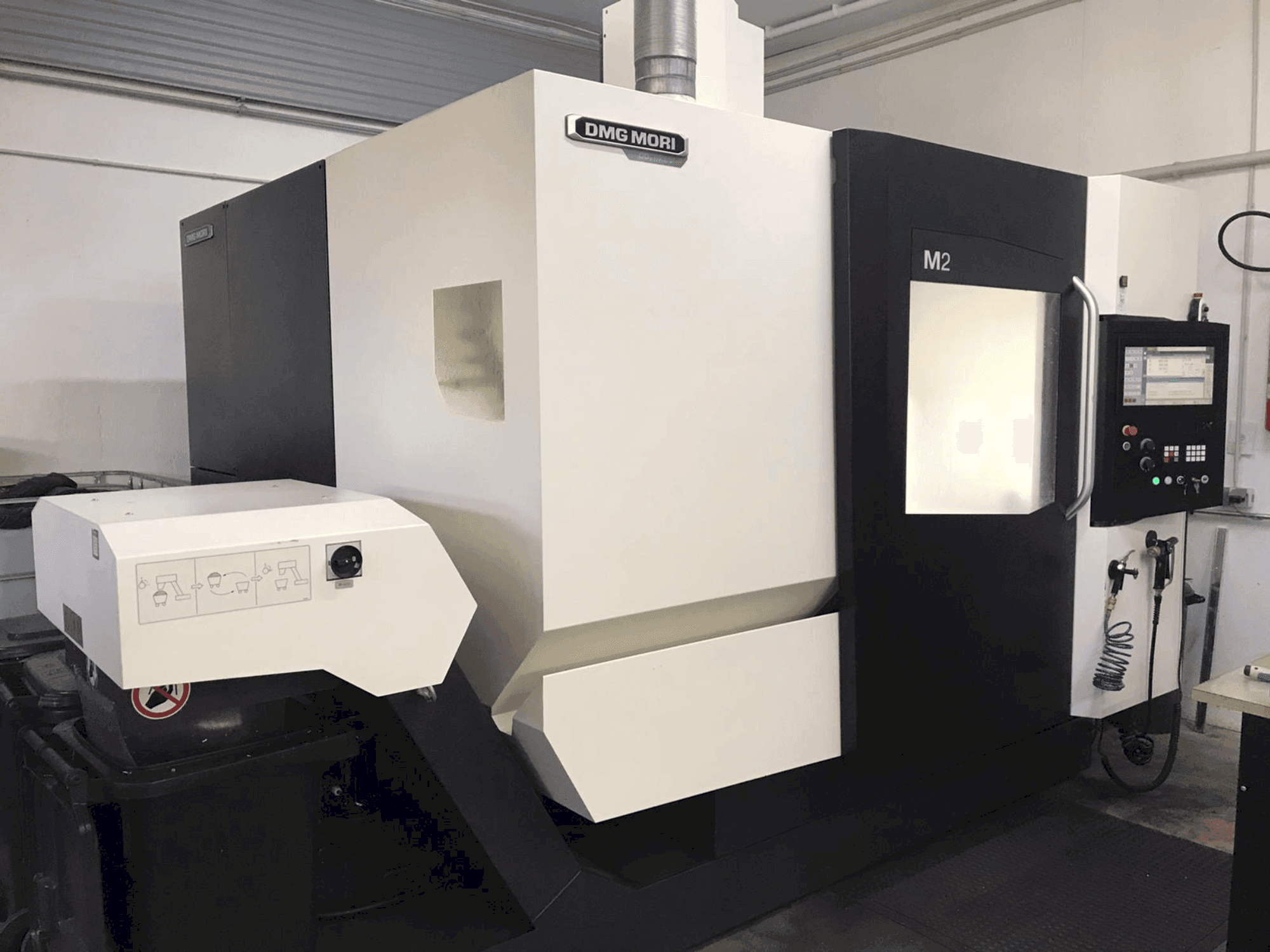 Vooraanzicht van DMG MORI M2 machine