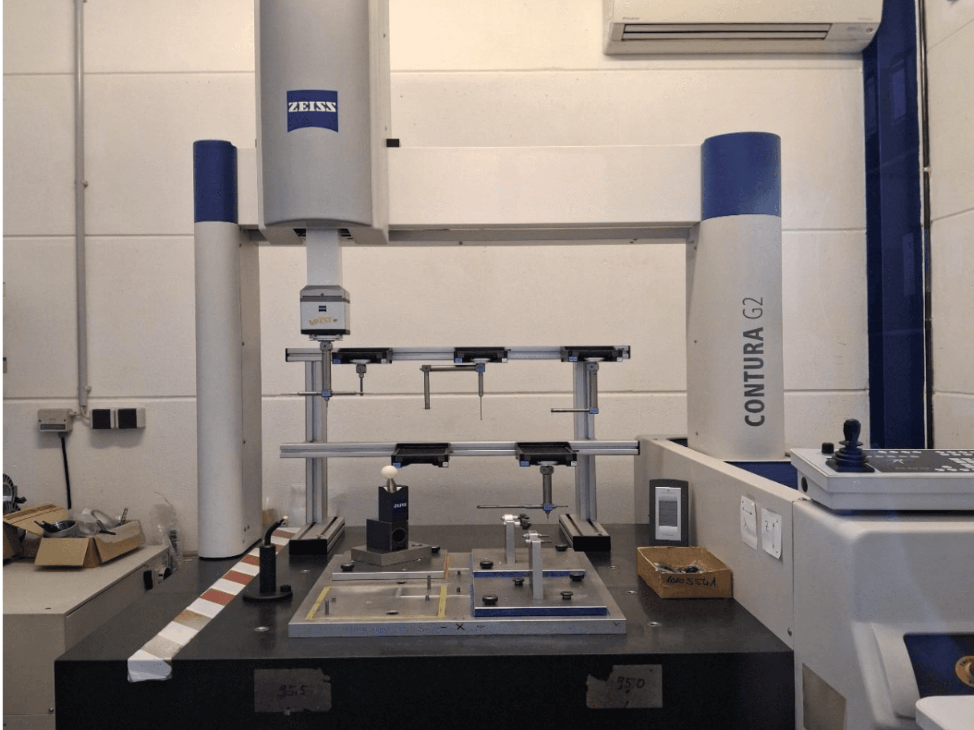 ZEISS Contura G2 CMM in een laboratoriumomgeving, met het meetapparaat en bedieningspaneel in vooraanzicht.