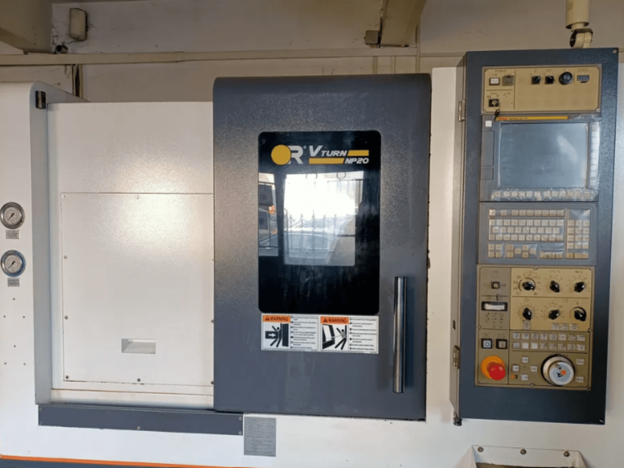 OF VTURN NP20 CNC machine vooraanzicht, met bedieningspaneel met knoppen, display en meters aan de zijkant.