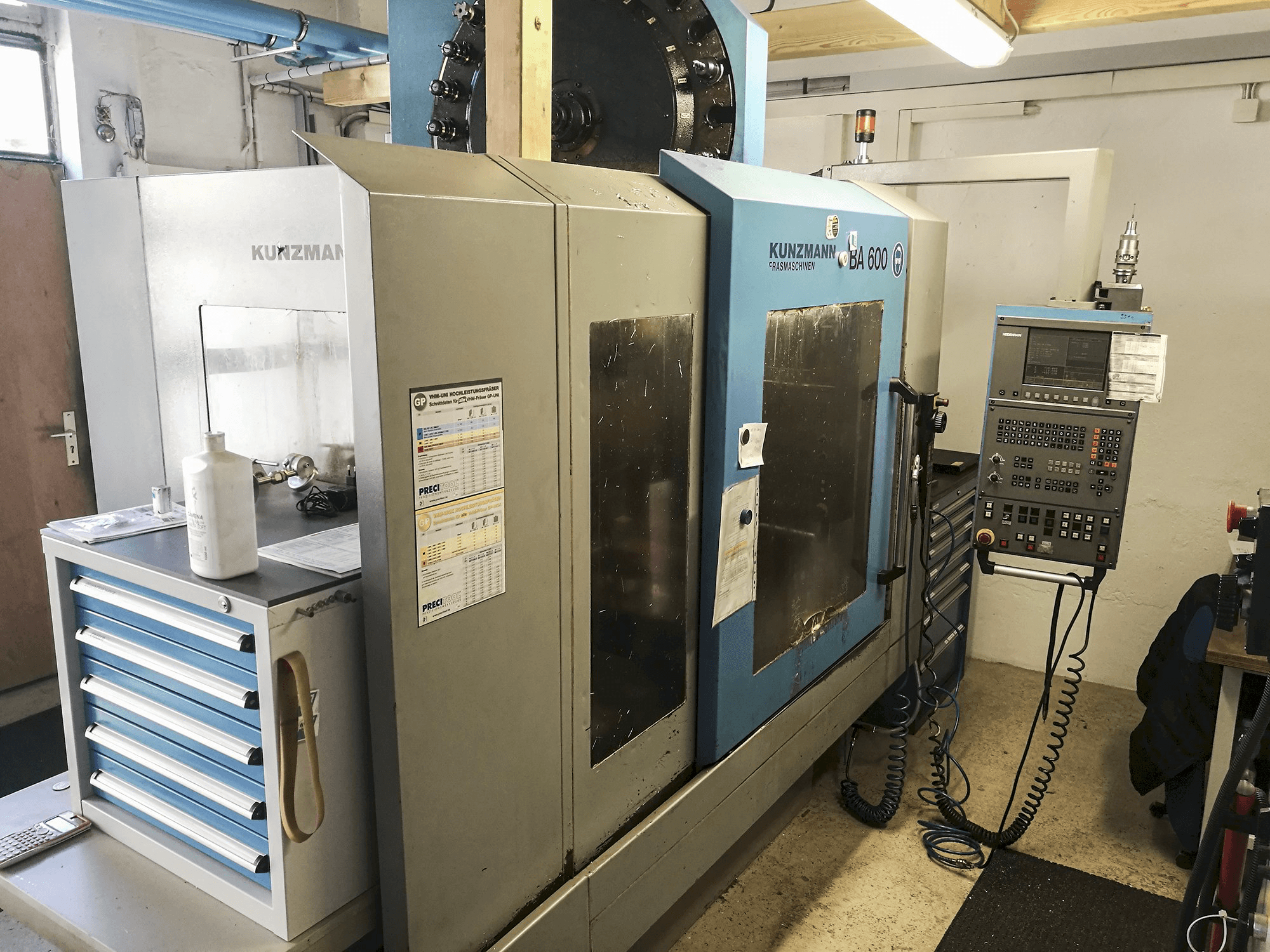 Links zicht van KUNZMANN BA600 machine