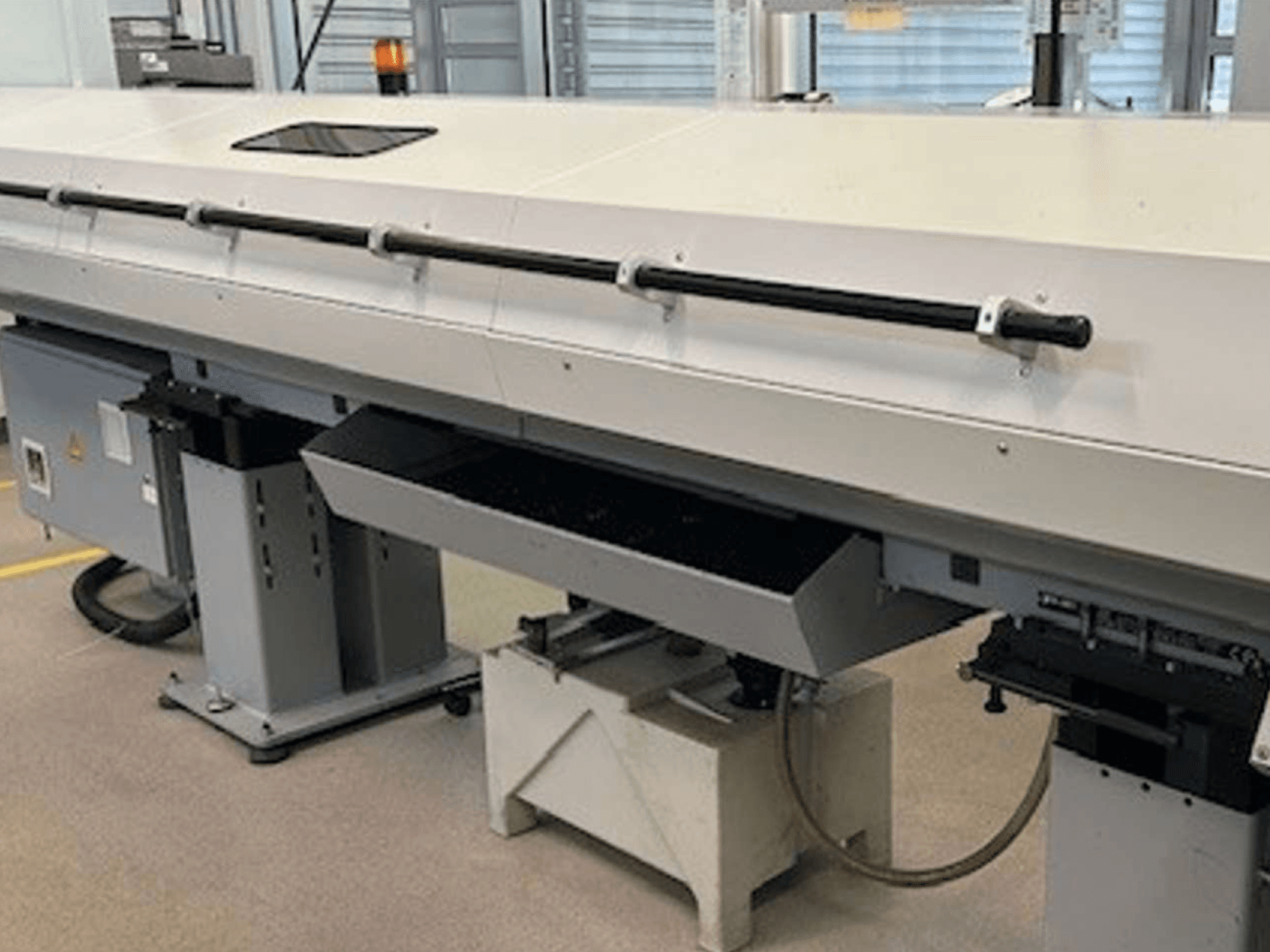 Vooraanzicht van Index G 200 RATIO LINE draai-freescentrum, met het slanke ontwerp en functionele bedieningspaneel.