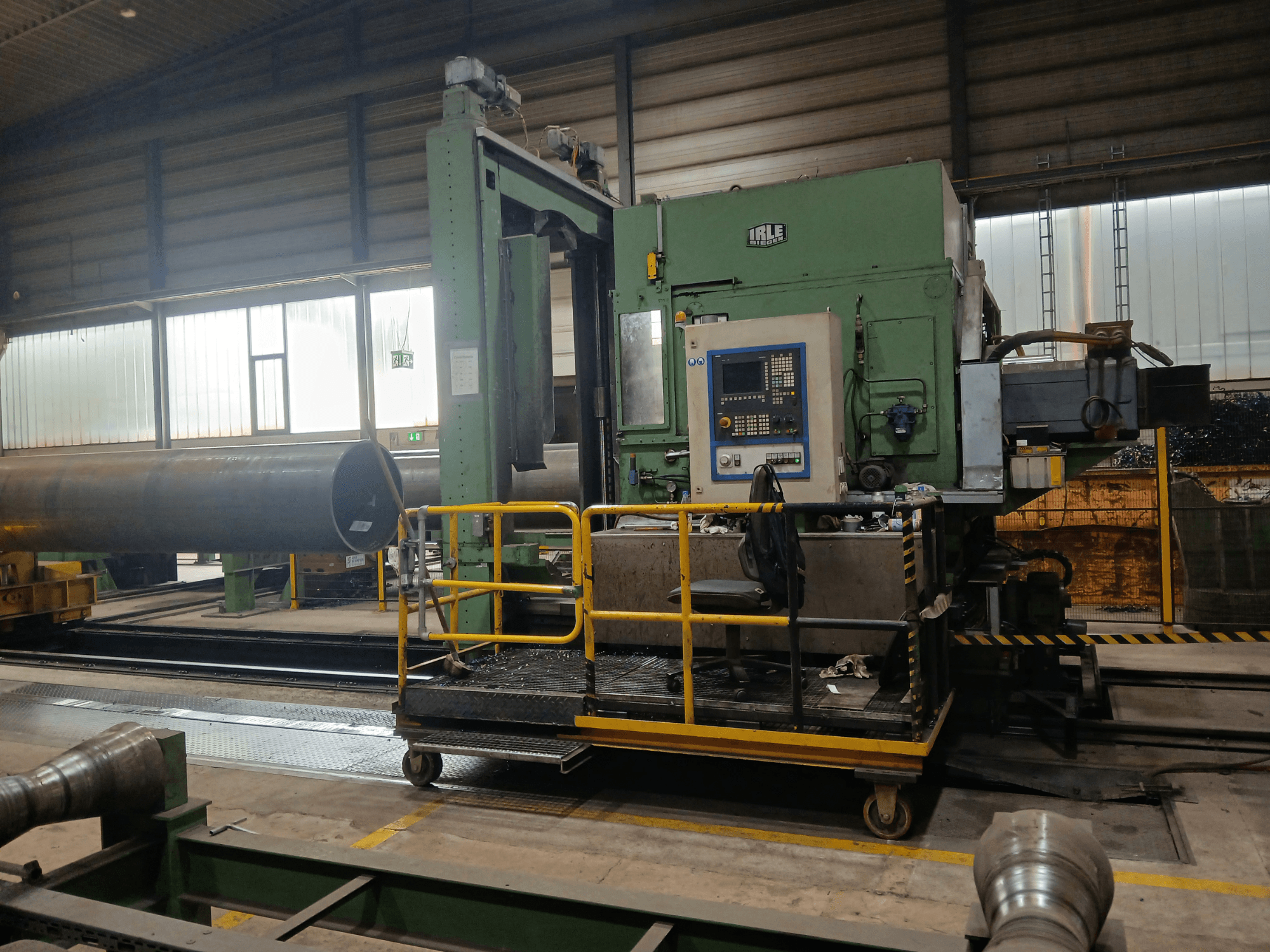 IRLE IRD 1600 CNC horizontaal bewerkingscentrum, gezien vanaf de zijkant, met nadruk op het bedieningspaneel en het railsysteem voor zware werkstukken.