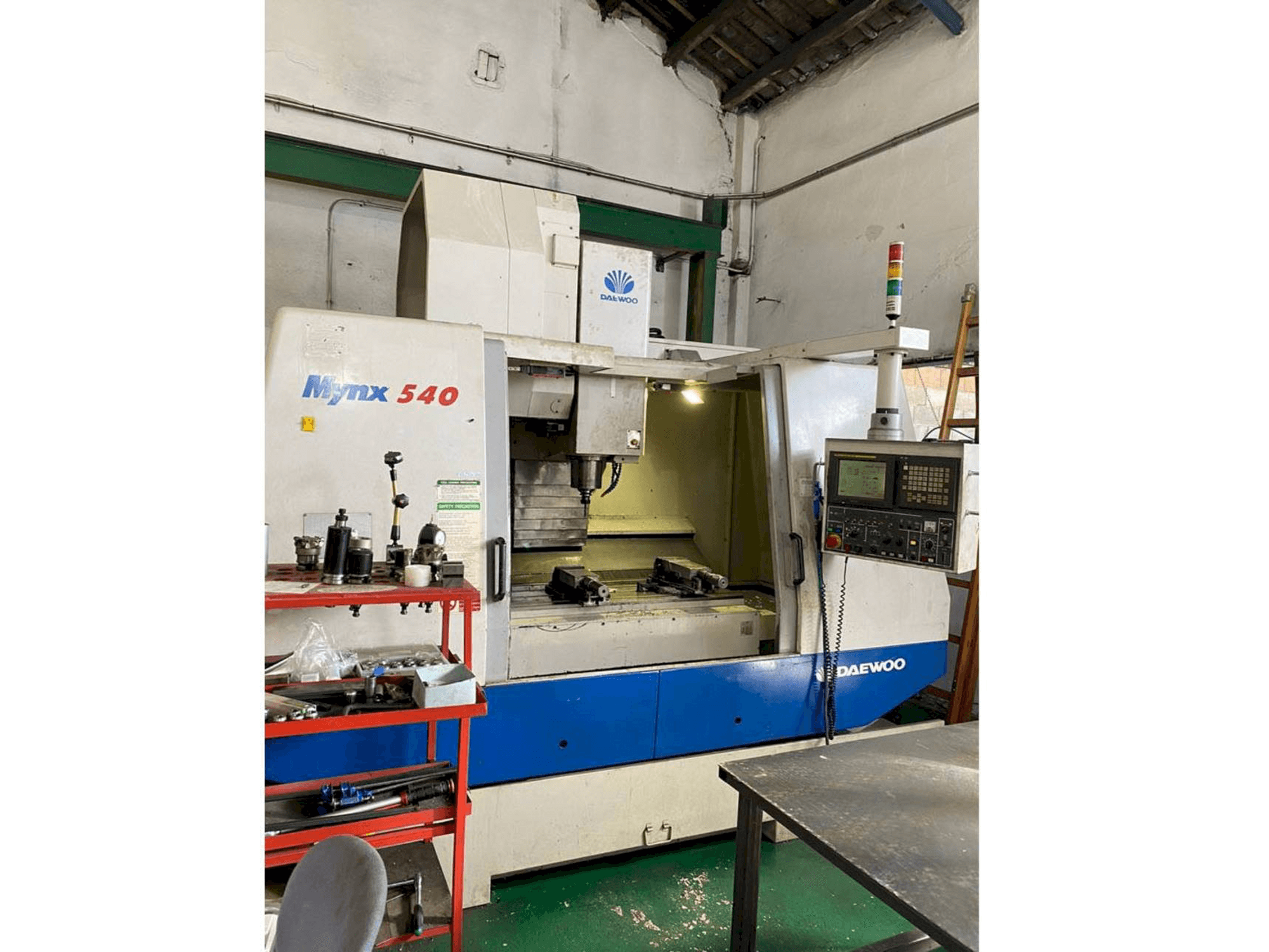 Vooraanzicht van DAEWOO Mynx 540 machine