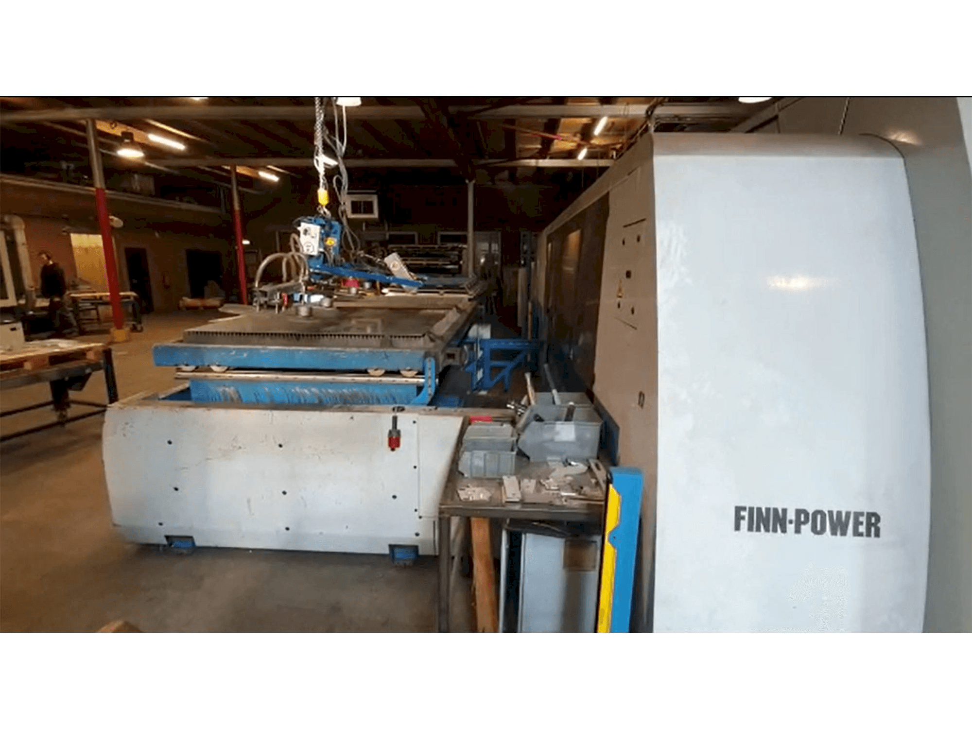 Vooraanzicht van Finn-Power L6 4kW CO2 machine