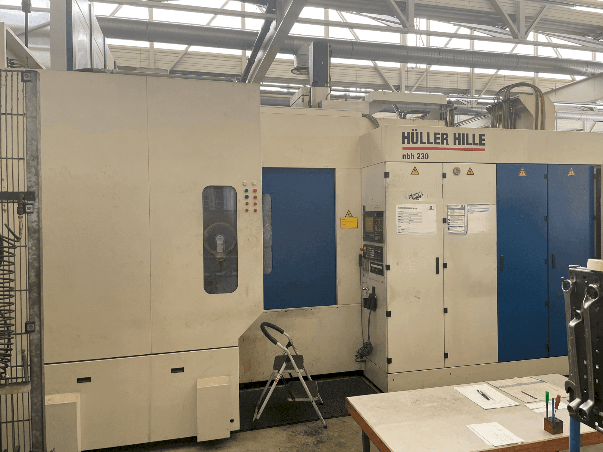 Vooraanzicht van HULLER HILLE NBH 230 machine