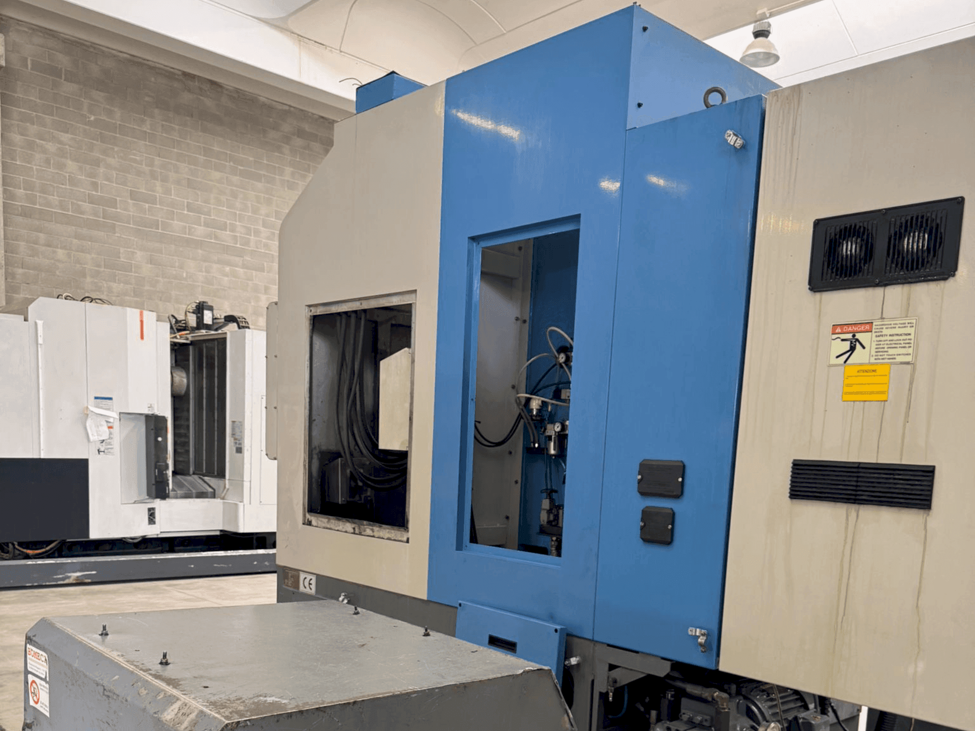 Vooraanzicht van HYUNDAI KIA Hyundai HiT V5R machine