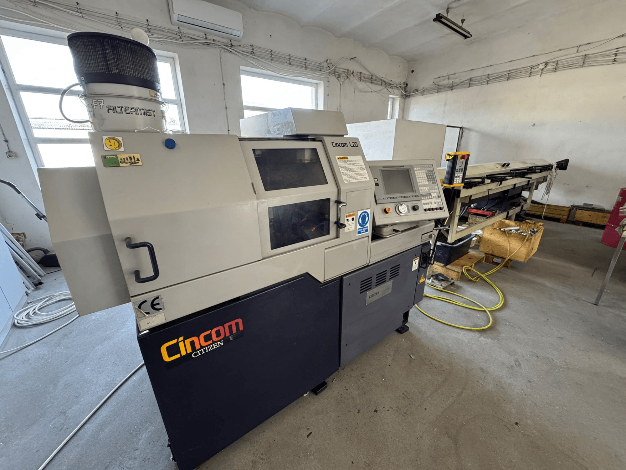 Citizen Cincom L20 VII draaibank van Zwitsers type, gezien van voren, met het bedieningspaneel en het koelsysteem.