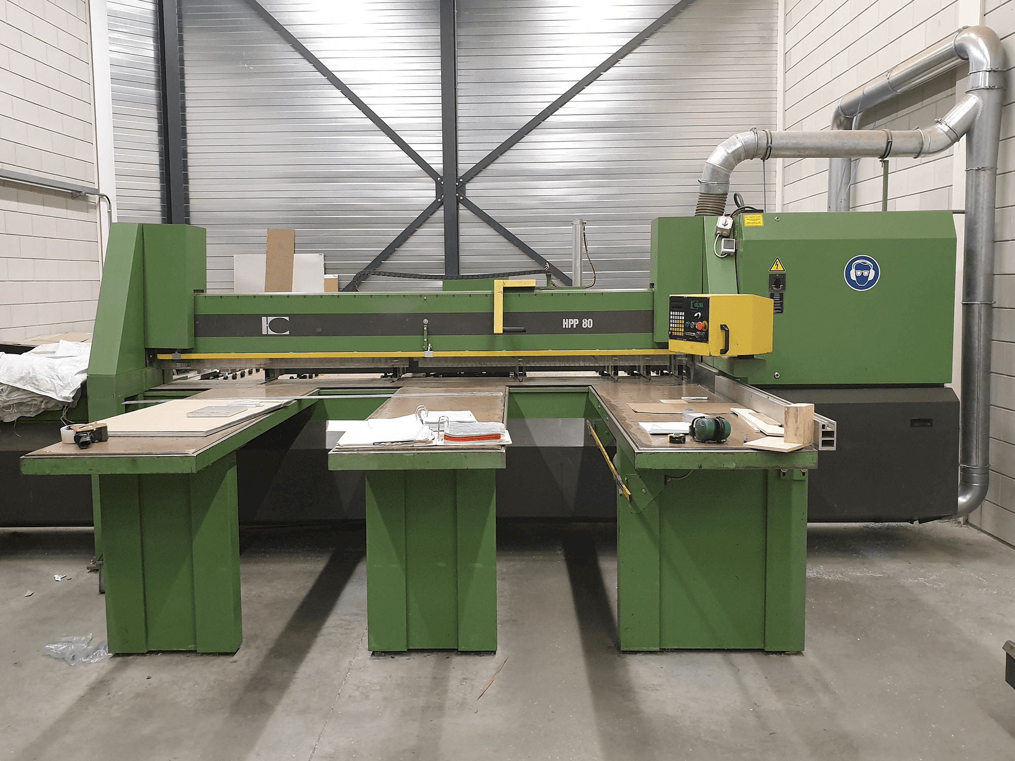 Vooraanzicht van HOLZMA HPP 80/32 machine