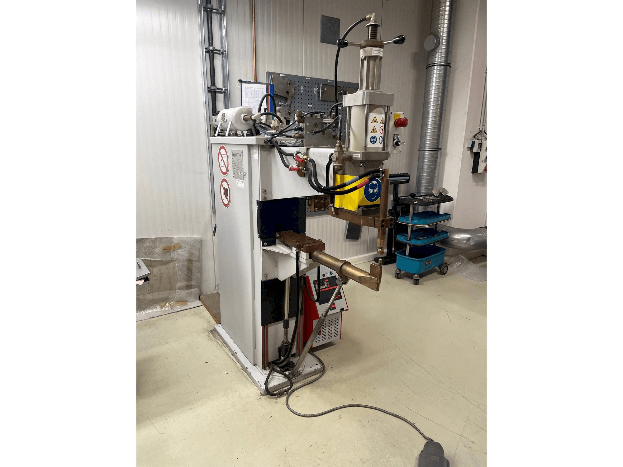 Vooraanzicht van ESD 8212 S machine