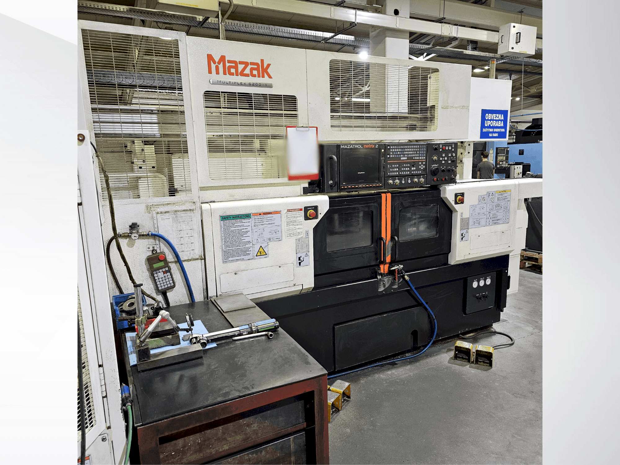 Vooraanzicht van Mazak Multiplex 6200II machine