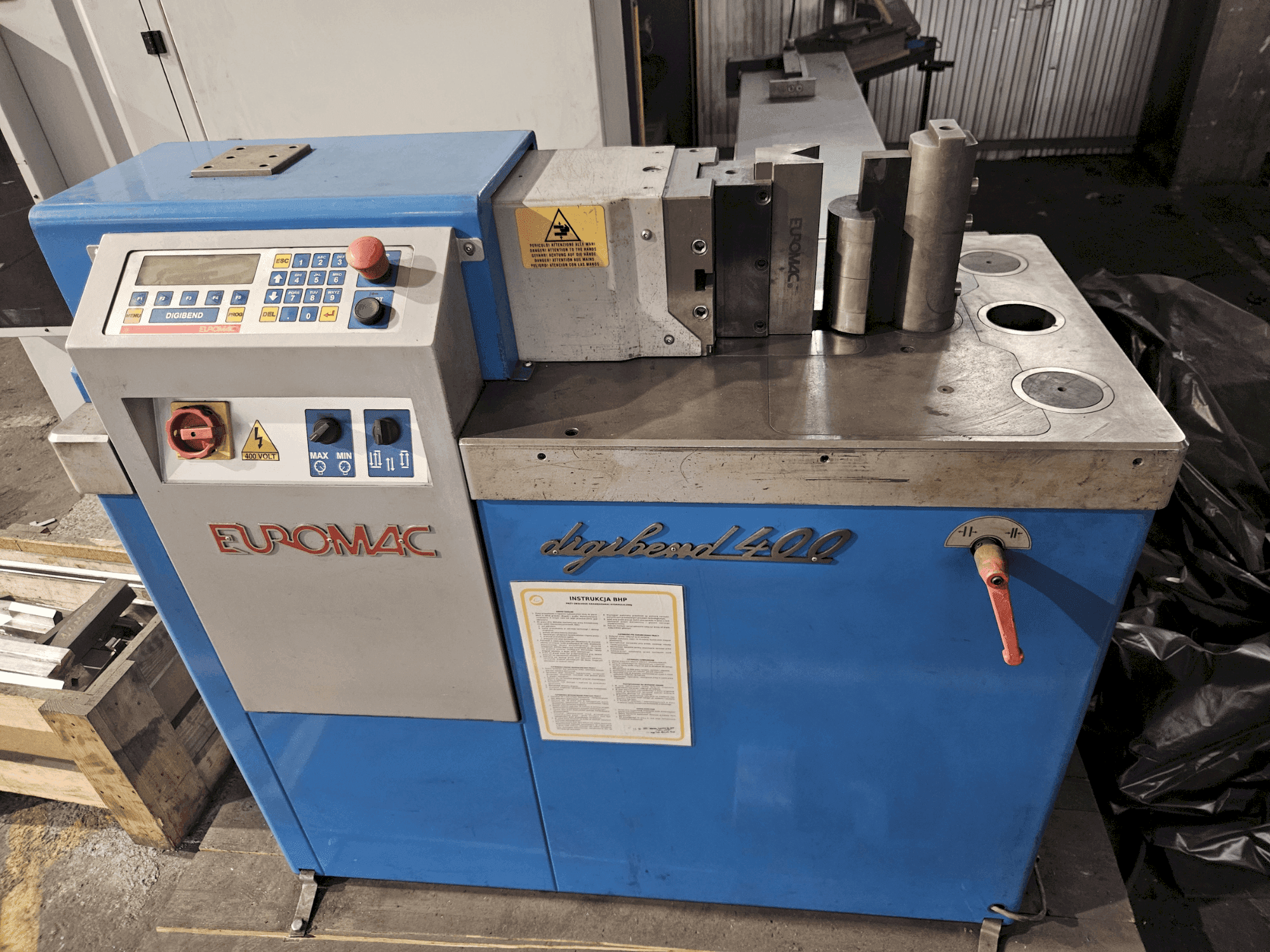 Vooraanzicht van Euromac DIGIBEND 400 CNC machine