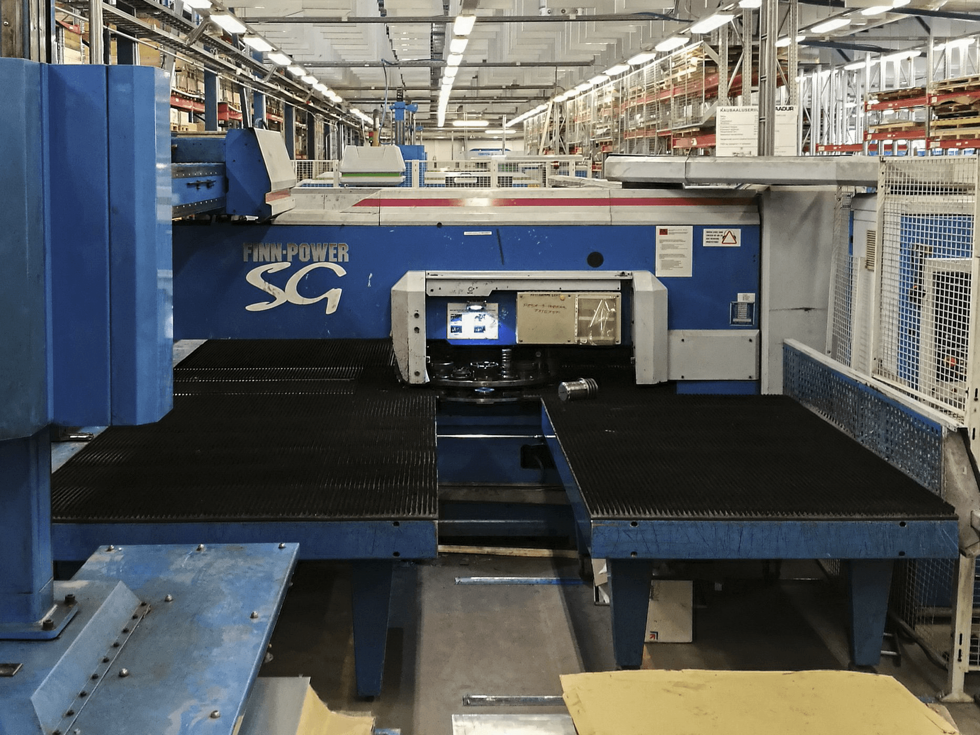 Vooraanzicht van Finn-Power TRS 6 SB machine