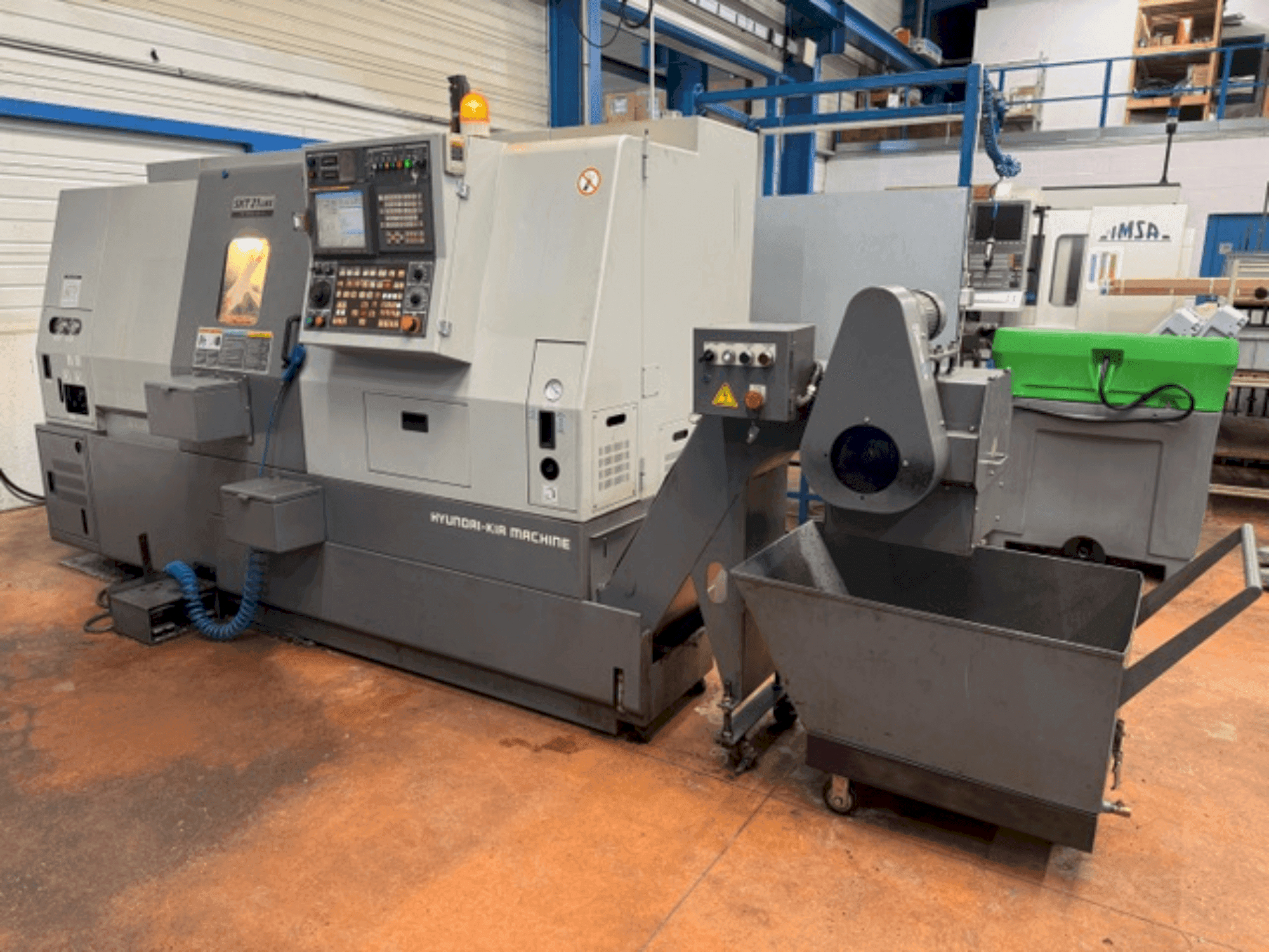 Vooraanzicht van HYUNDAI KIA SKT21LMS machine