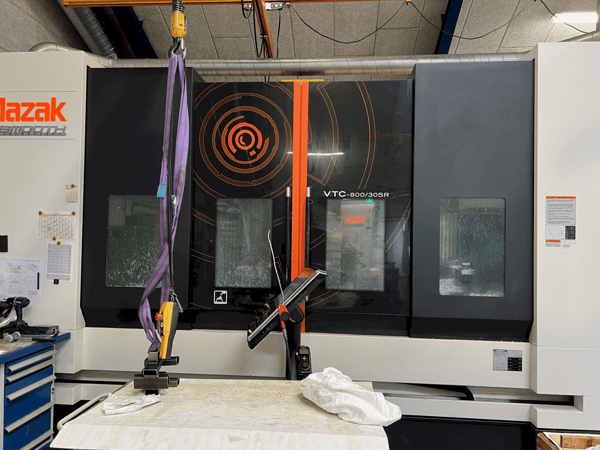 Vooraanzicht van Mazak VTC 800/30SR machine