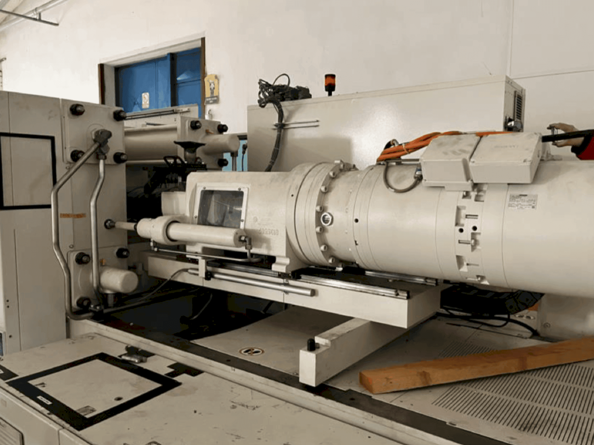 Vooraanzicht van Krauss Maffei 200-750 CX machine