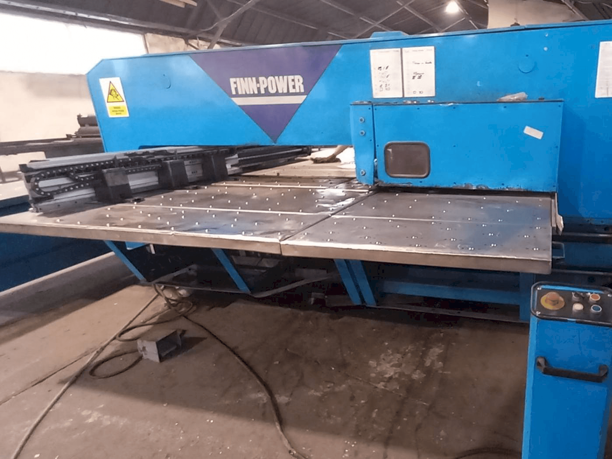 Vooraanzicht van Finn-Power TP2515I/21/AM machine