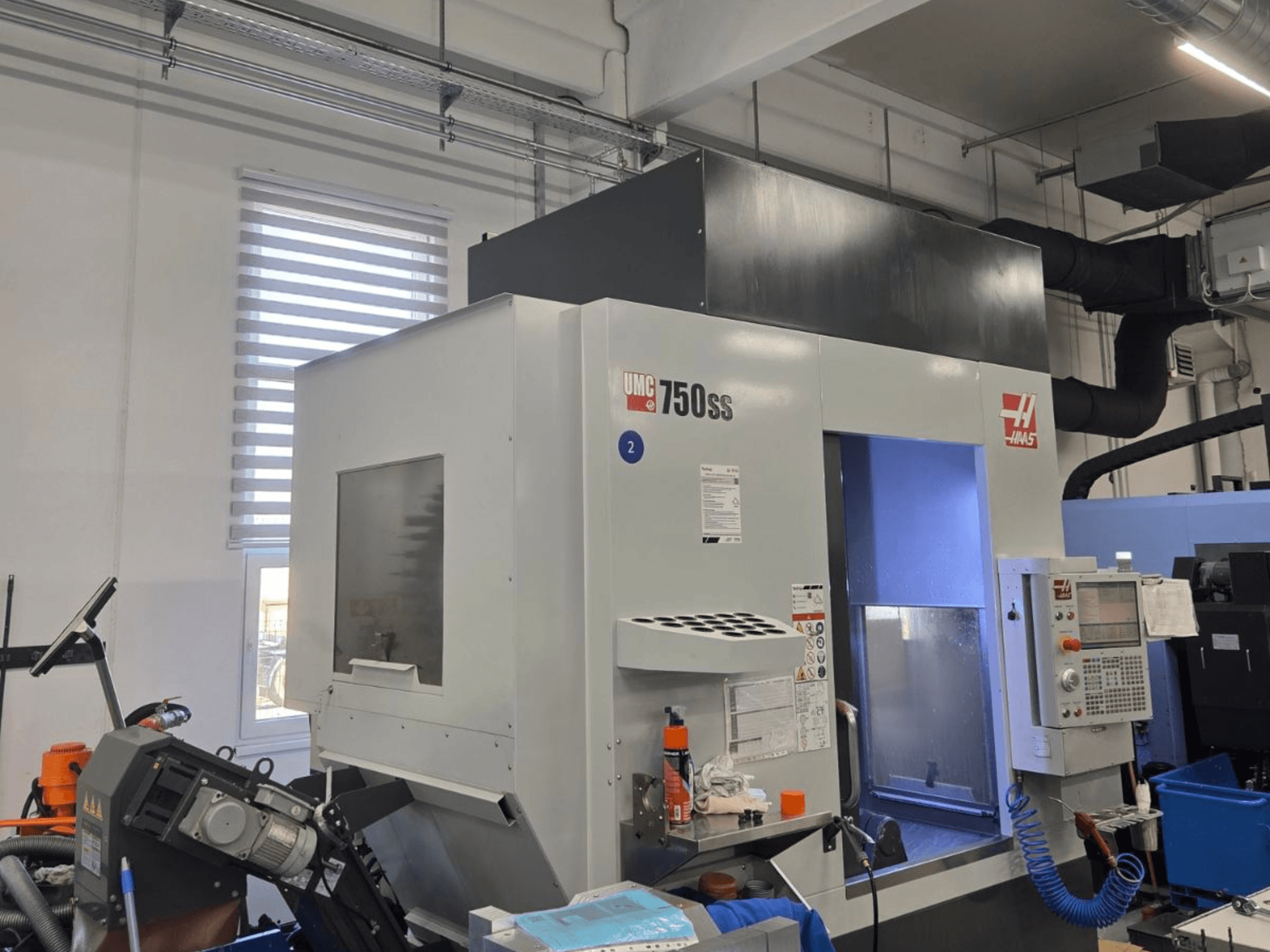 Haas UMC-750SS verticaal bewerkingscentrum, vooraanzicht, met bedieningspaneel en duidelijke toegang tot het bewerkingsgebied.
