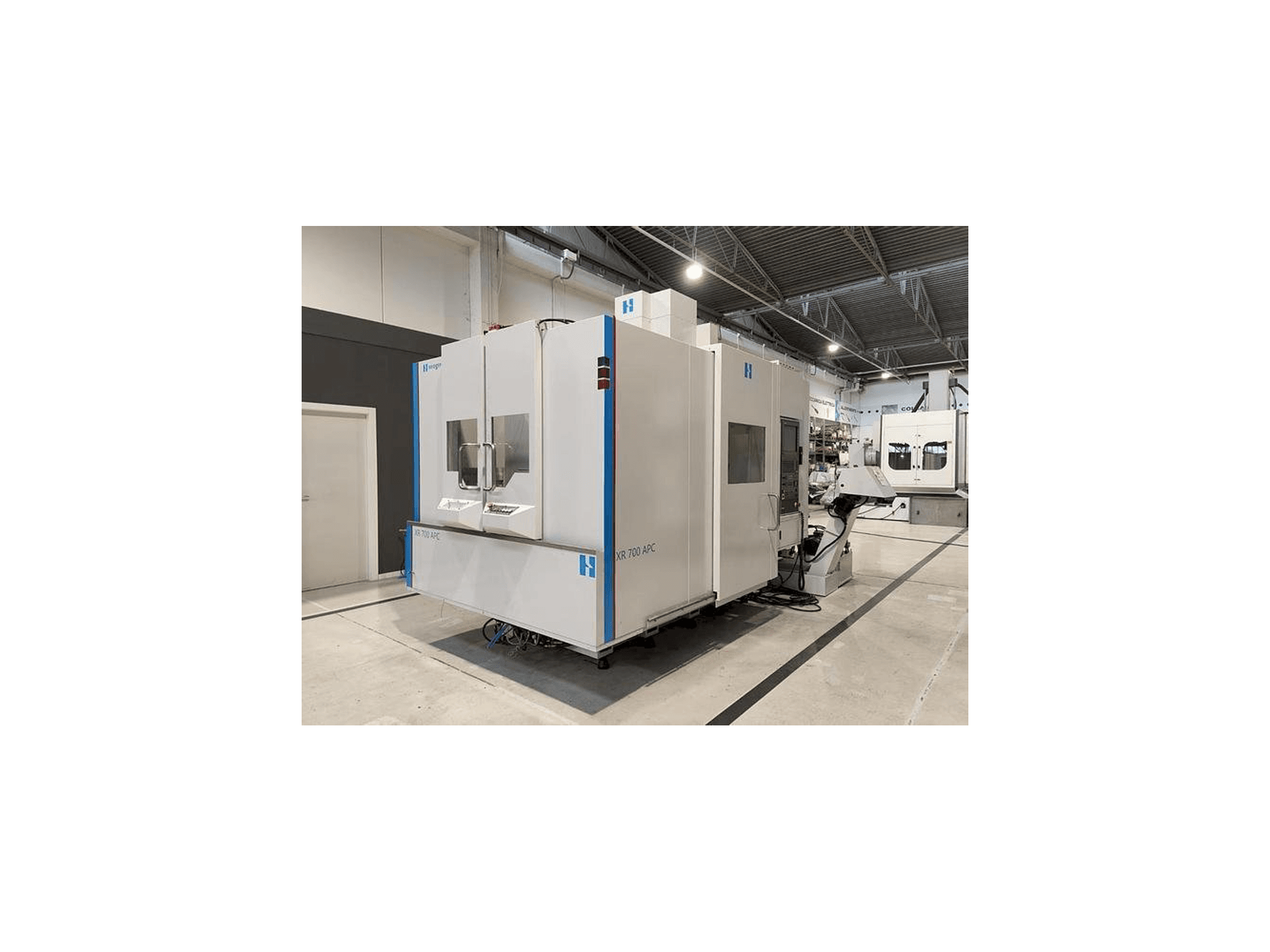 Vooraanzicht van Bridgeport XR-700 APC machine