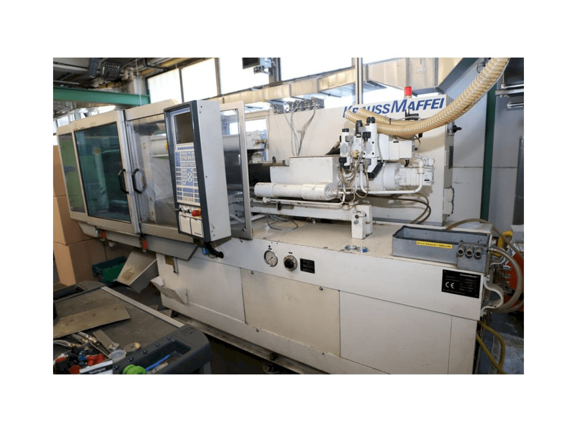 Rechts zijaanzicht van Krauss Maffei 65-220 C1 machine