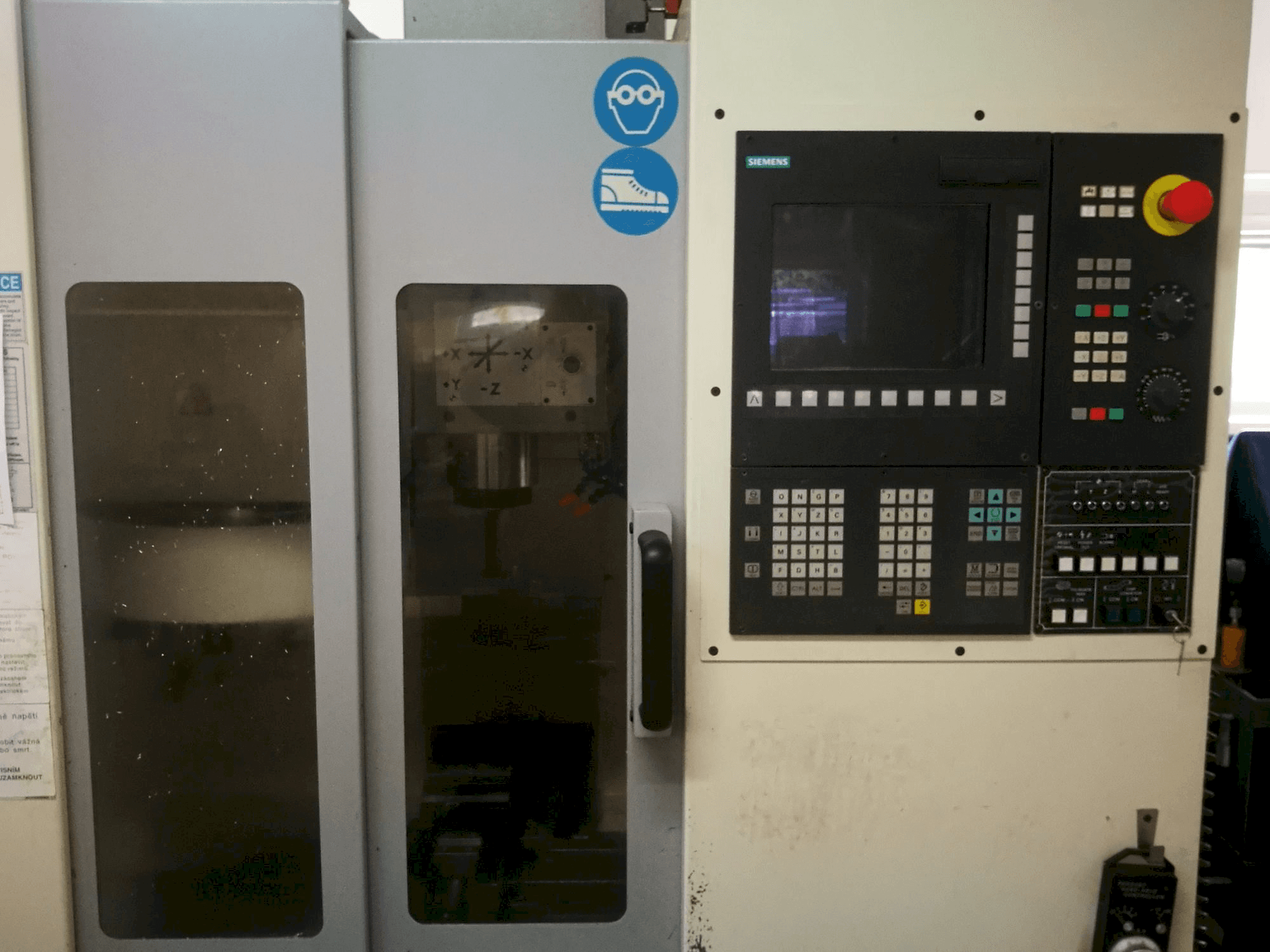 Vooraanzicht van Chevalier 1418 VMC-40 machine