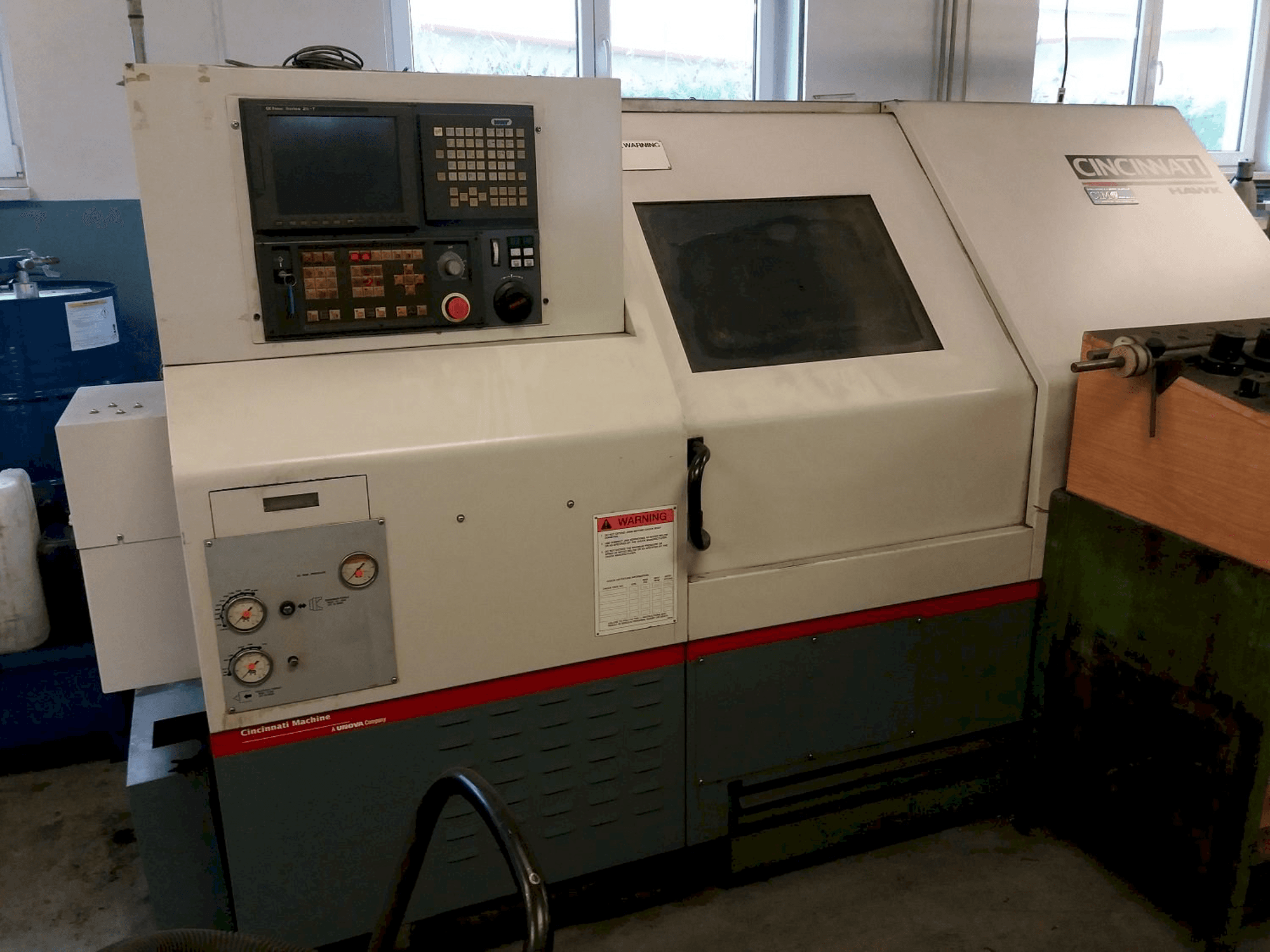 Vooraanzicht van Cincinnati HAWK-200M machine