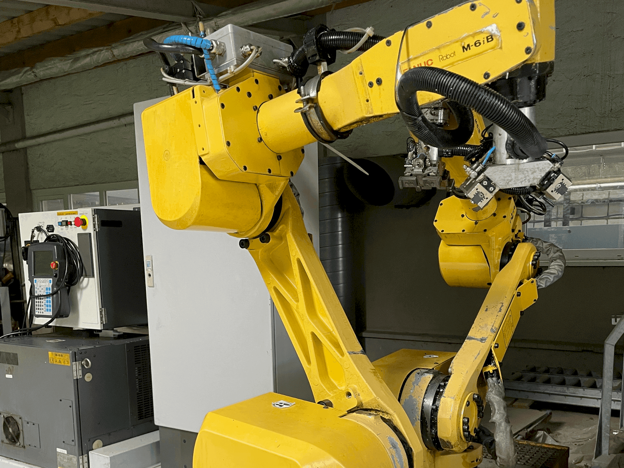 Vooraanzicht van FANUC M-6iB machine