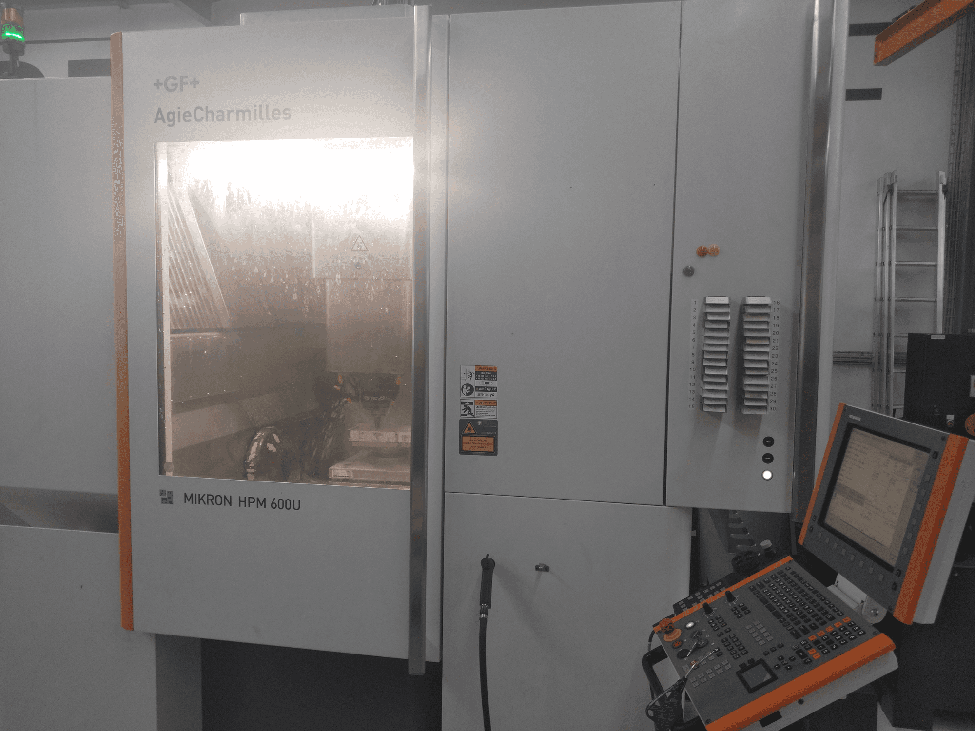 Vooraanzicht van MIKRON HPM 600U machine