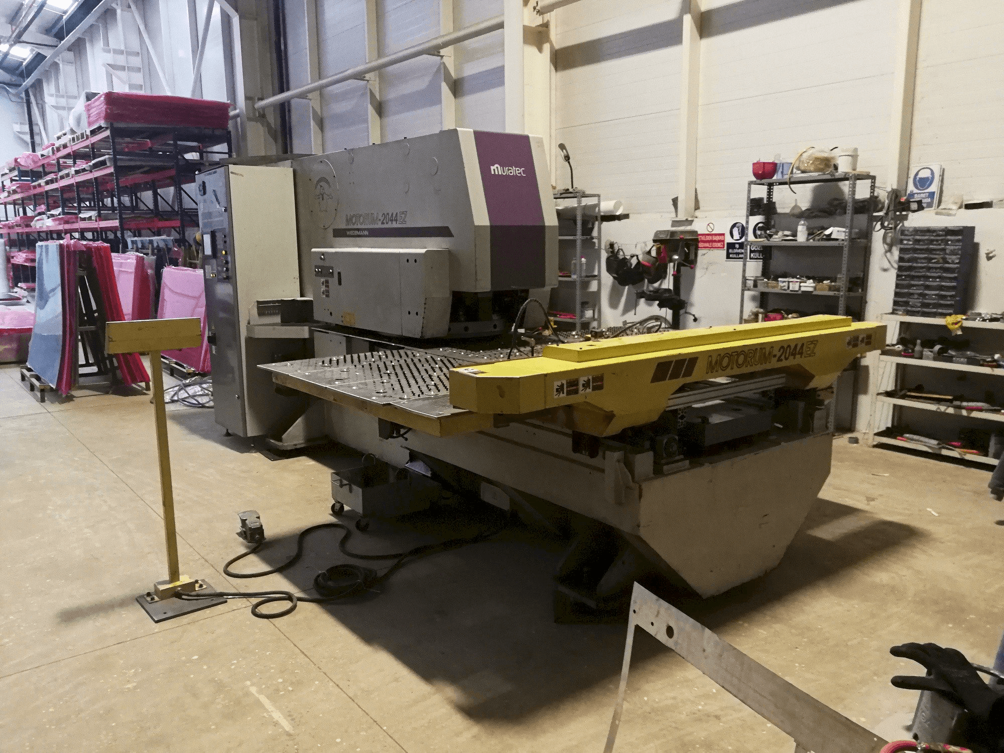 Linkerzijdeaanzicht van Muratec Motorum 2044 EZ machine