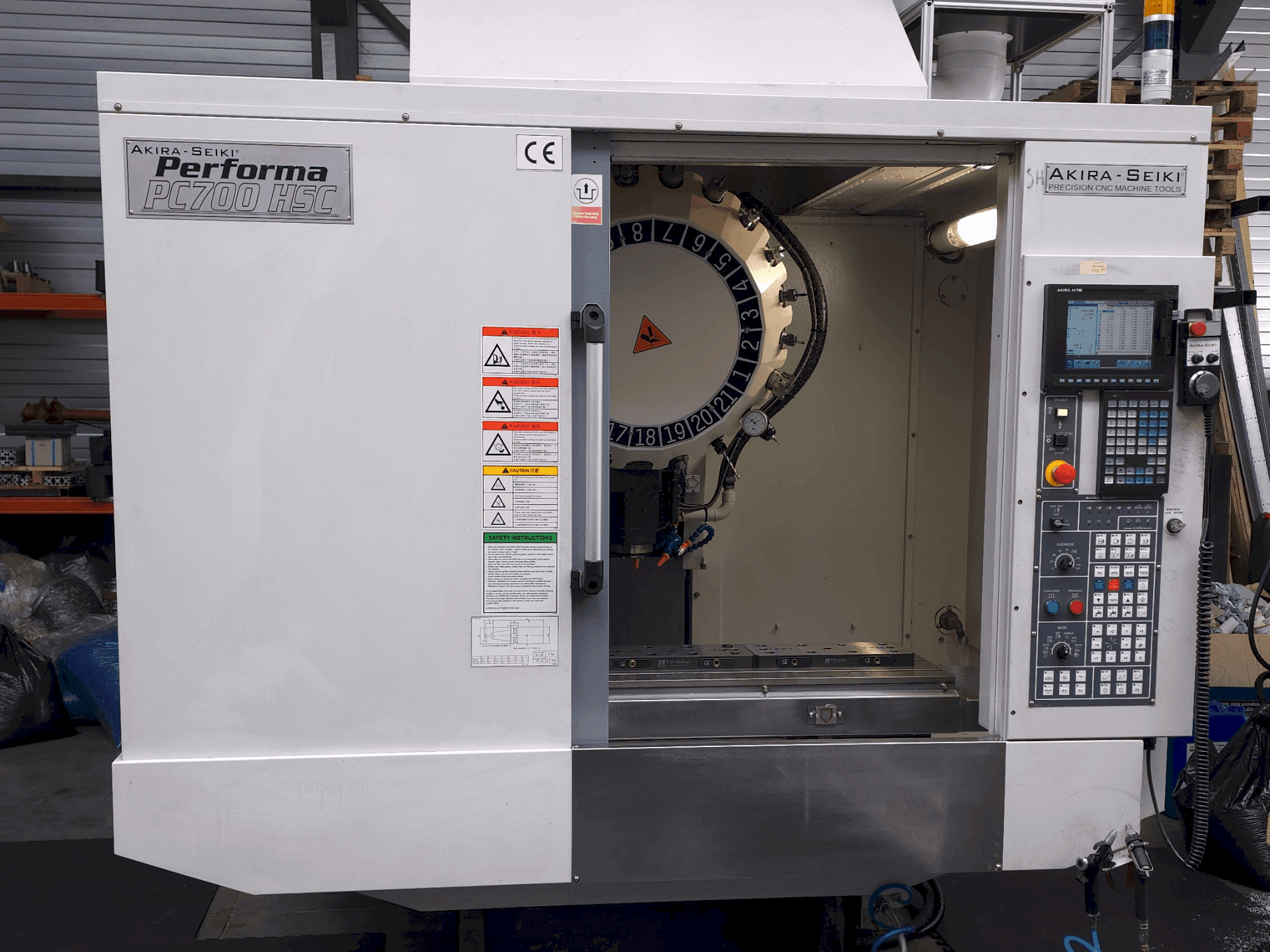 Vooraanzicht van Akira Seiki PC700HSC machine