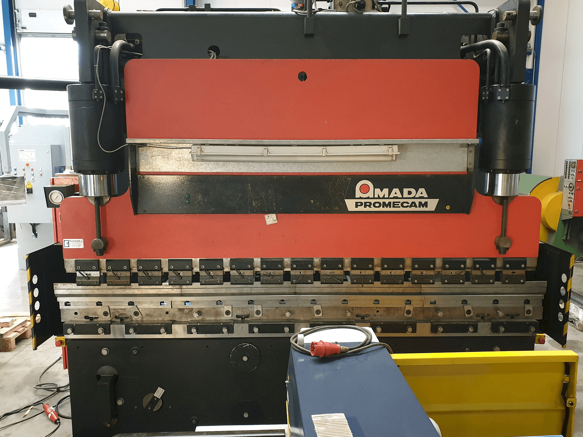 Vooraanzicht van AMADA PROMECAM STPC 200/30 machine