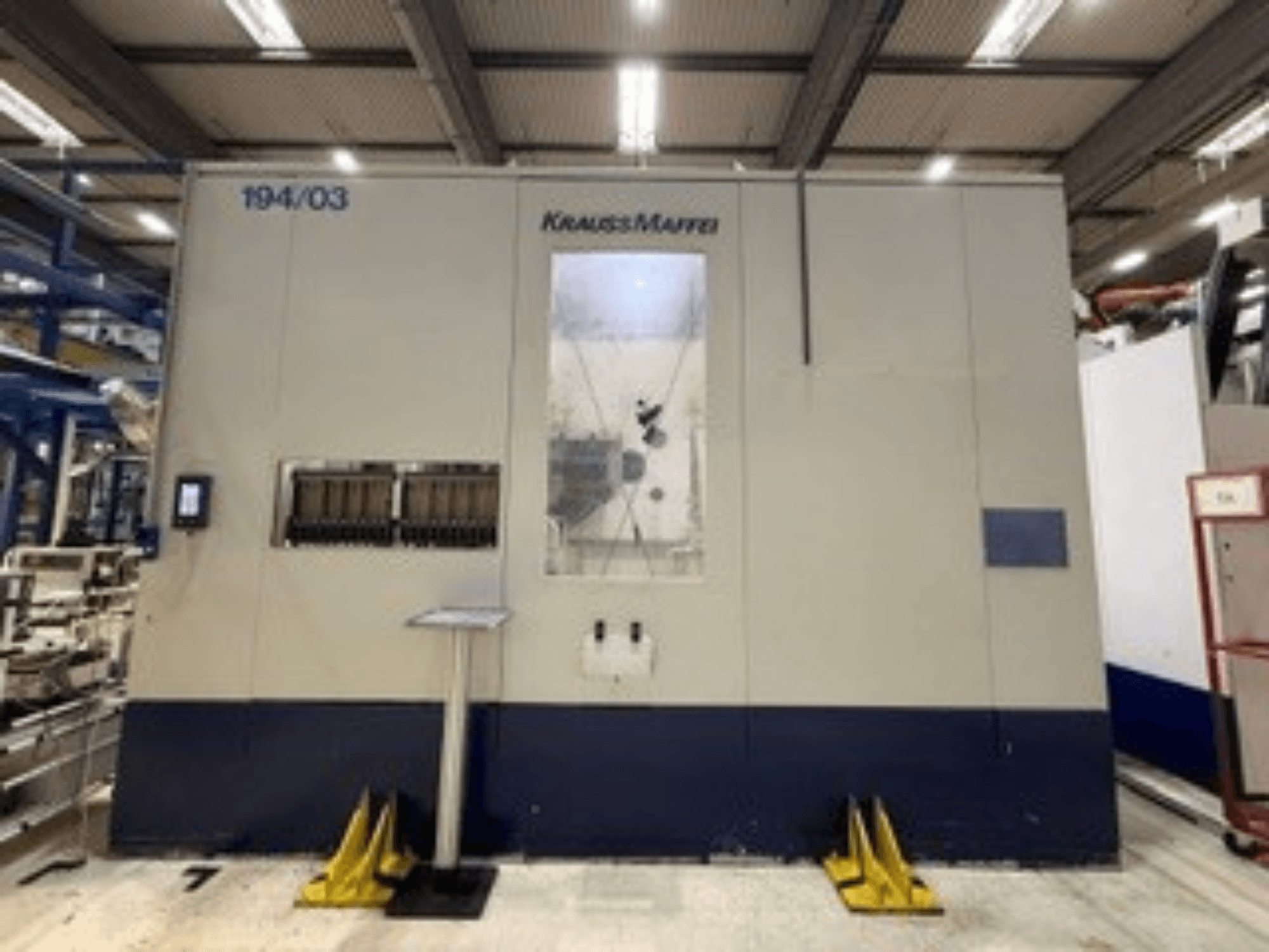 Krauss Maffei 4000-24500 MC hydraulische spuitgietmachine, vooraanzicht, met bedieningspaneel en bedieningselementen.