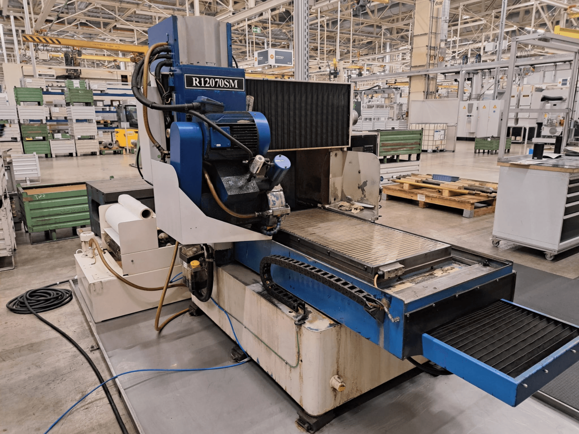 Vlak slijpmachine LGB R12070SM in fabrieksopstelling, gezien vanaf de voorkant, waarbij de functionele kenmerken en de indeling goed zichtbaar zijn.
