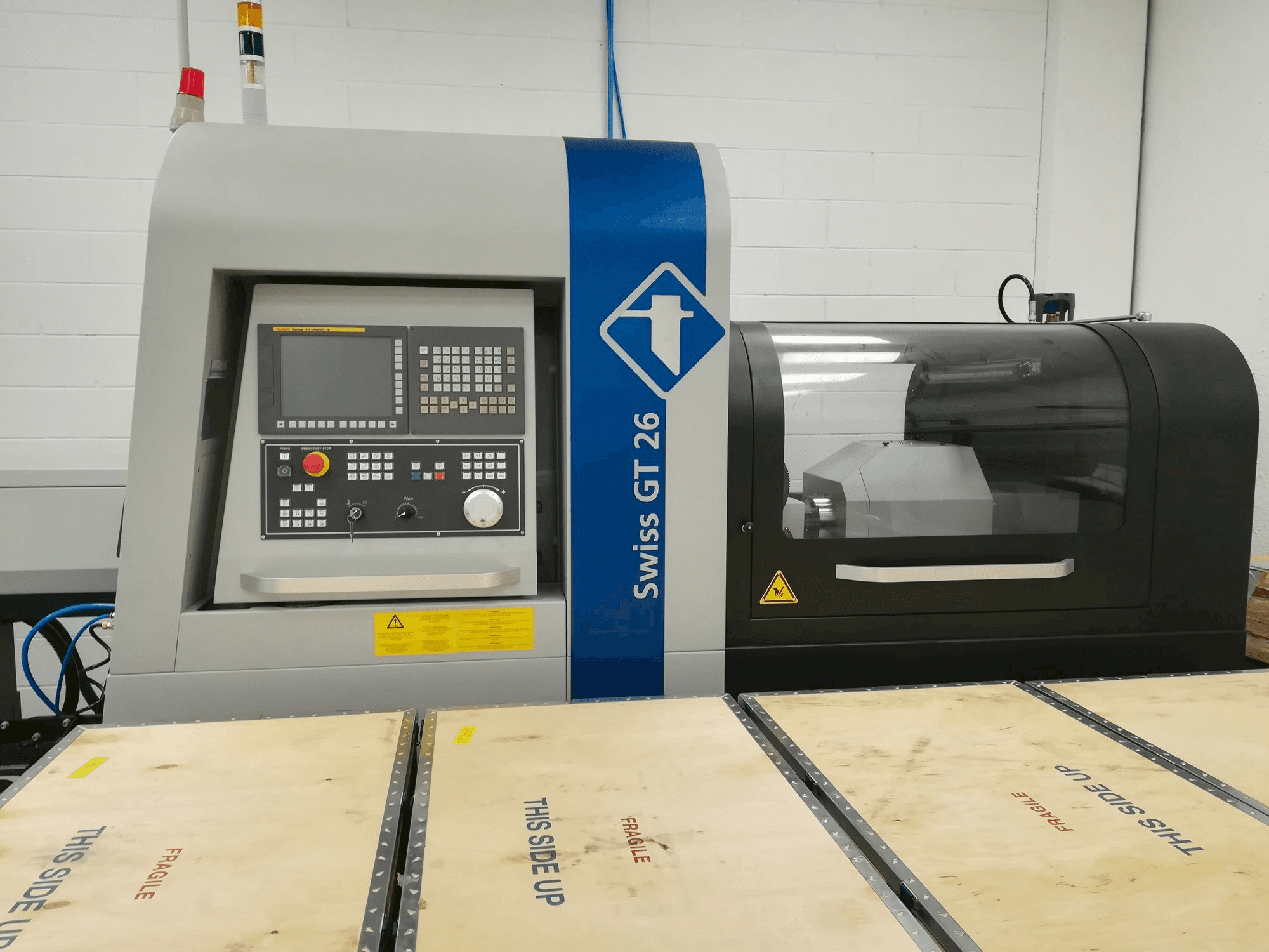 Vooraanzicht van Swiss GT 26 machine