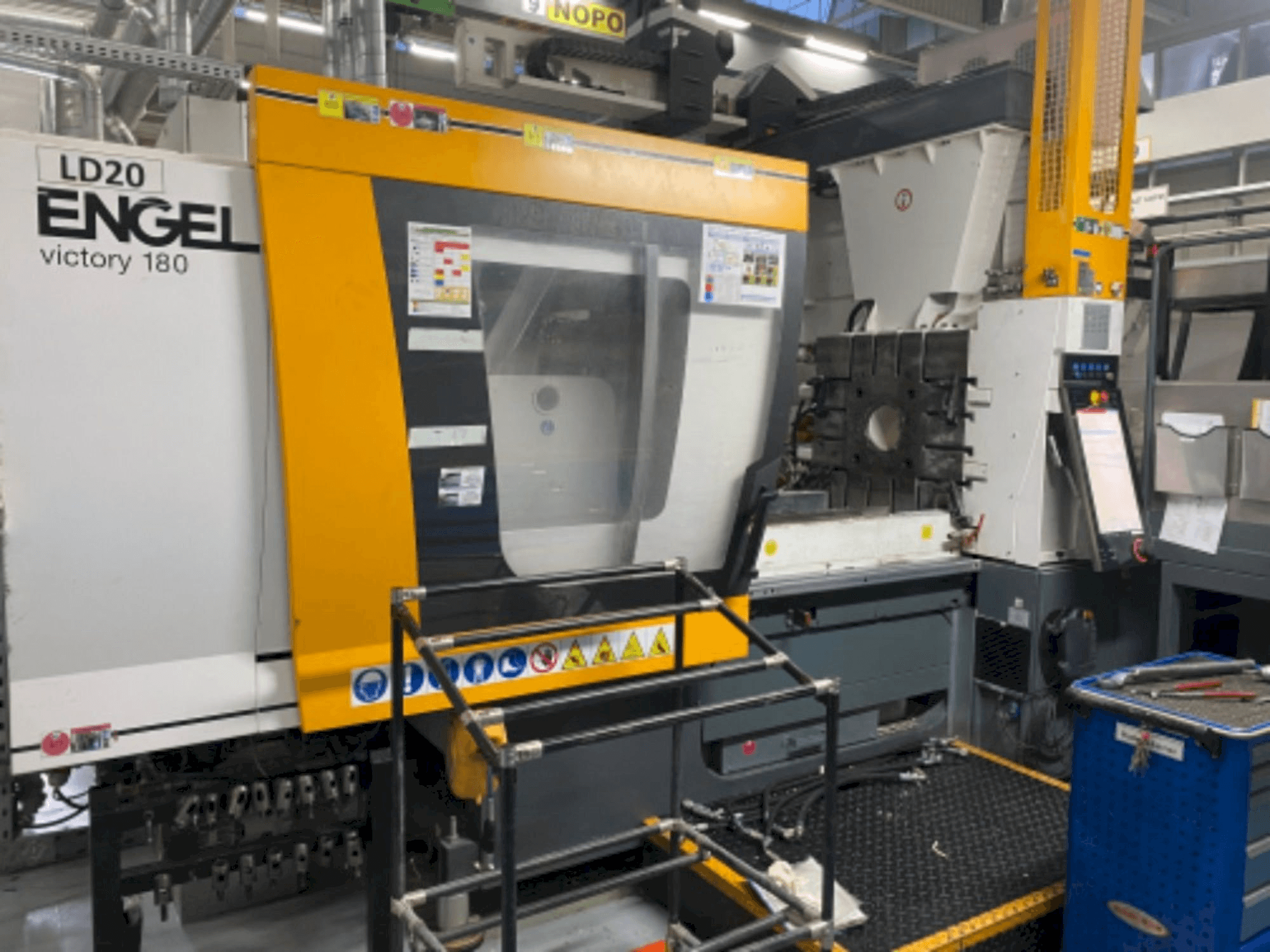 Vooraanzicht van Engel Victory 330/180 Tech machine