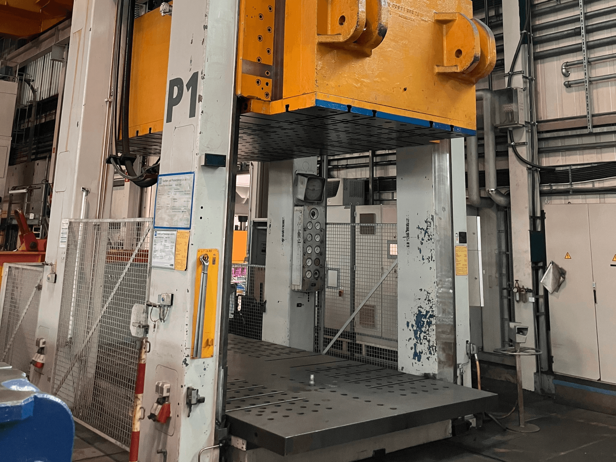 FRITZ MULLER ZAE 400-25.1.1 hydraulische pers, vooraanzicht, met weergave van het bedieningspaneel en het grote persplatform in een industriële omgeving.