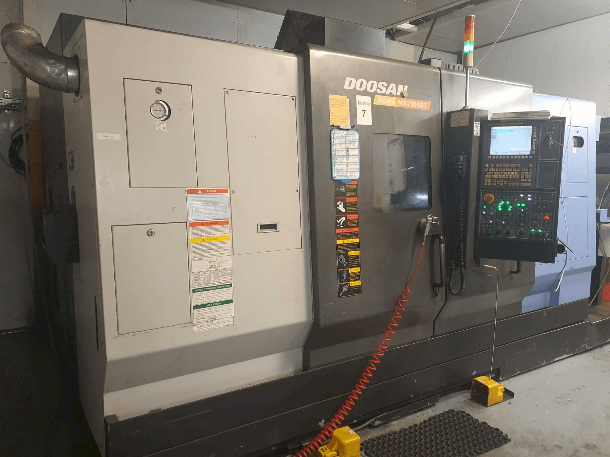 Vooraanzicht van Doosan Puma MX2100ST machine