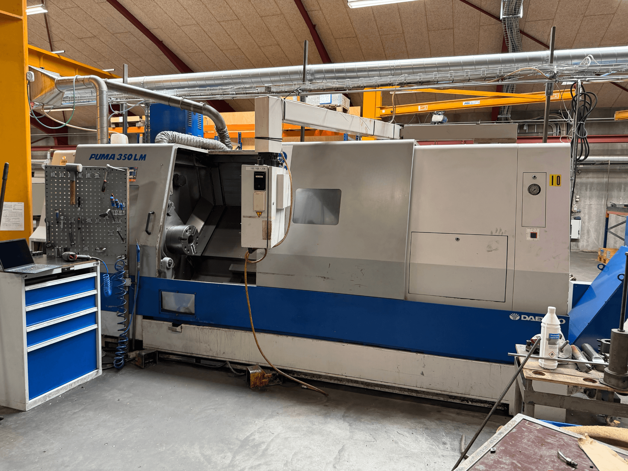 DAEWOO Puma 350 LMA horizontale draaibank, zijaanzicht, met het bedieningspaneel en de werkruimte met gereedschap.