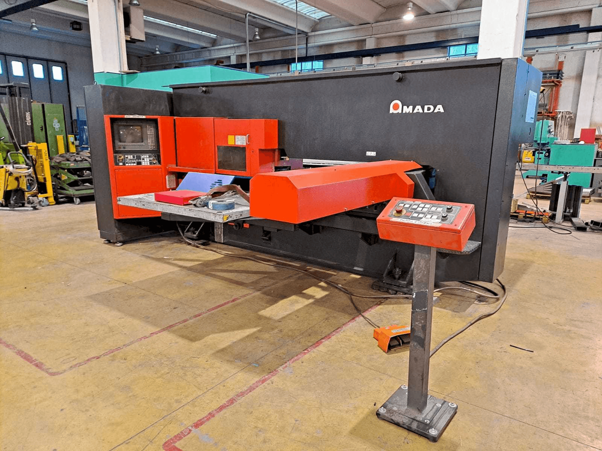 Vooraanzicht van AMADA ARCADE 212 machine