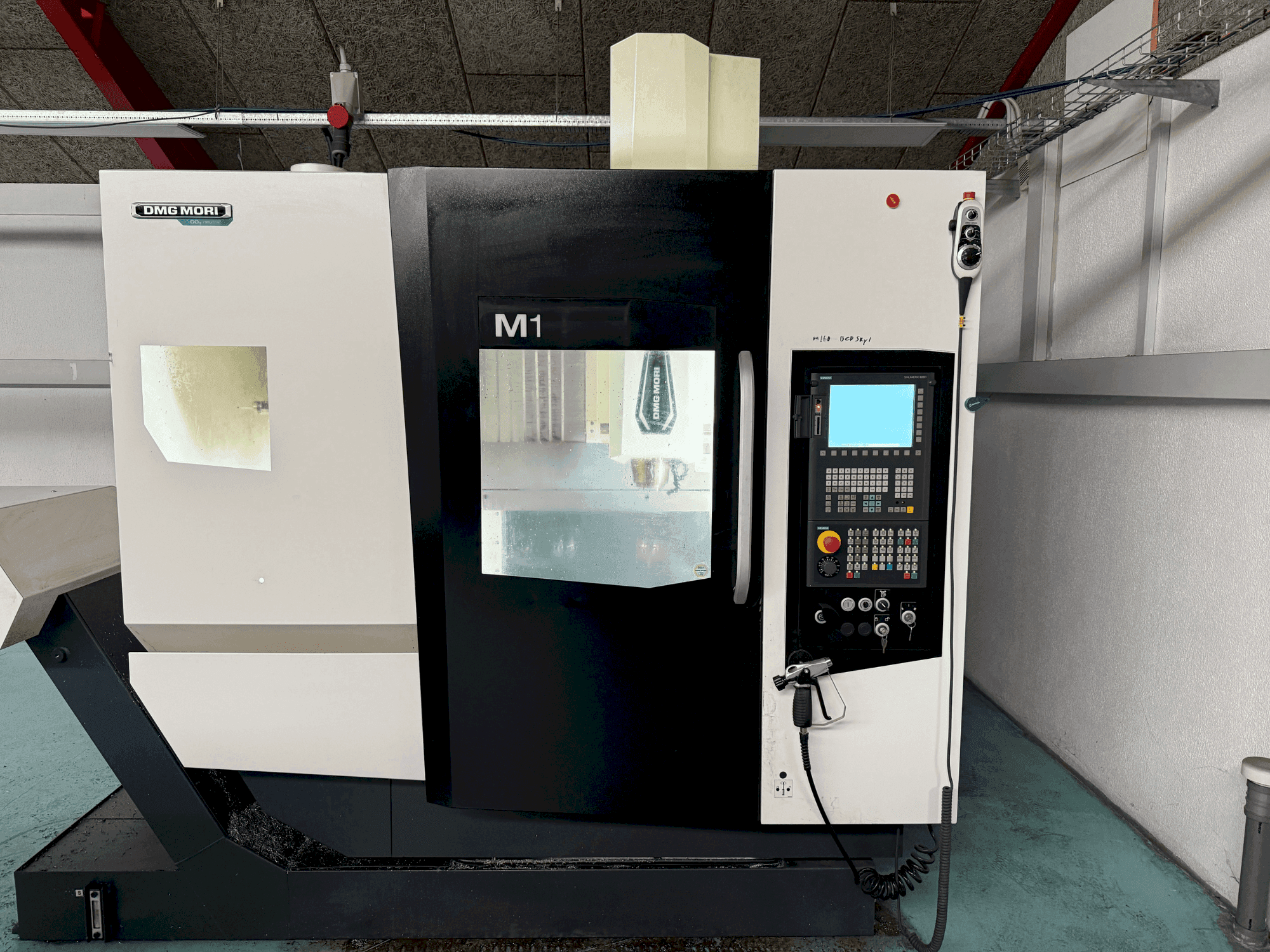 Vooraanzicht van DMG MORI M1 Pro machine
