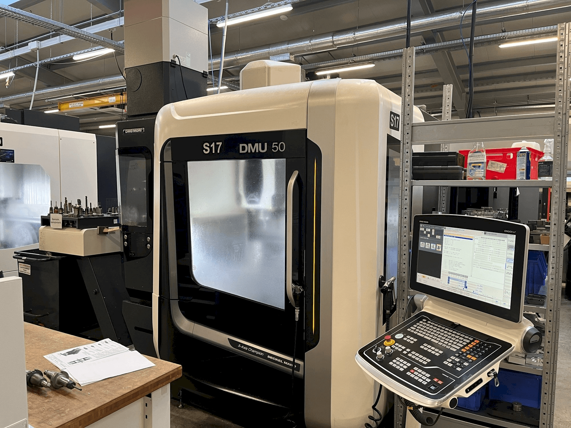 Vooraanzicht van DMG MORI DMU 50 machine