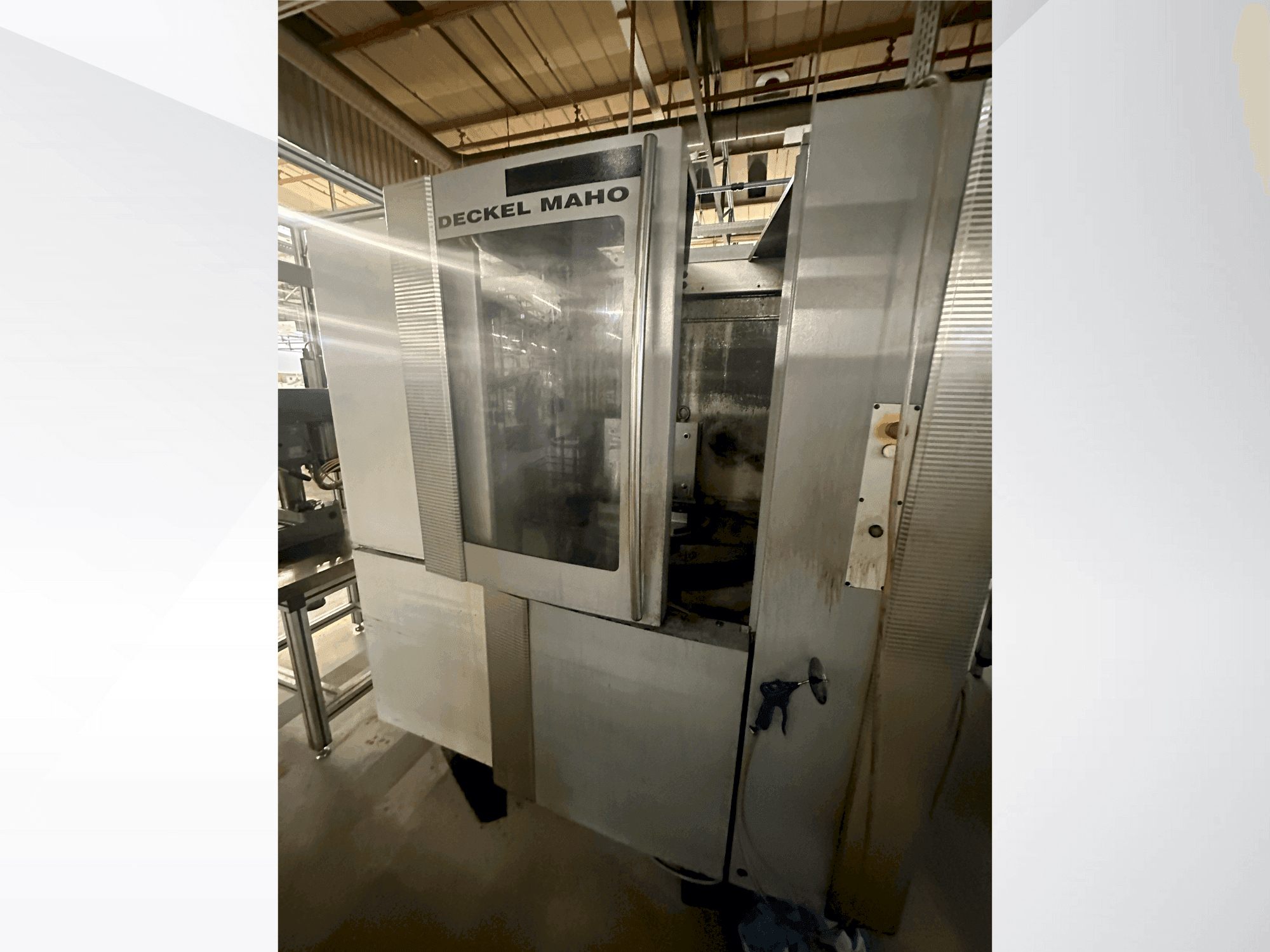 Vooraanzicht van DECKEL MAHO DMC 50H machine