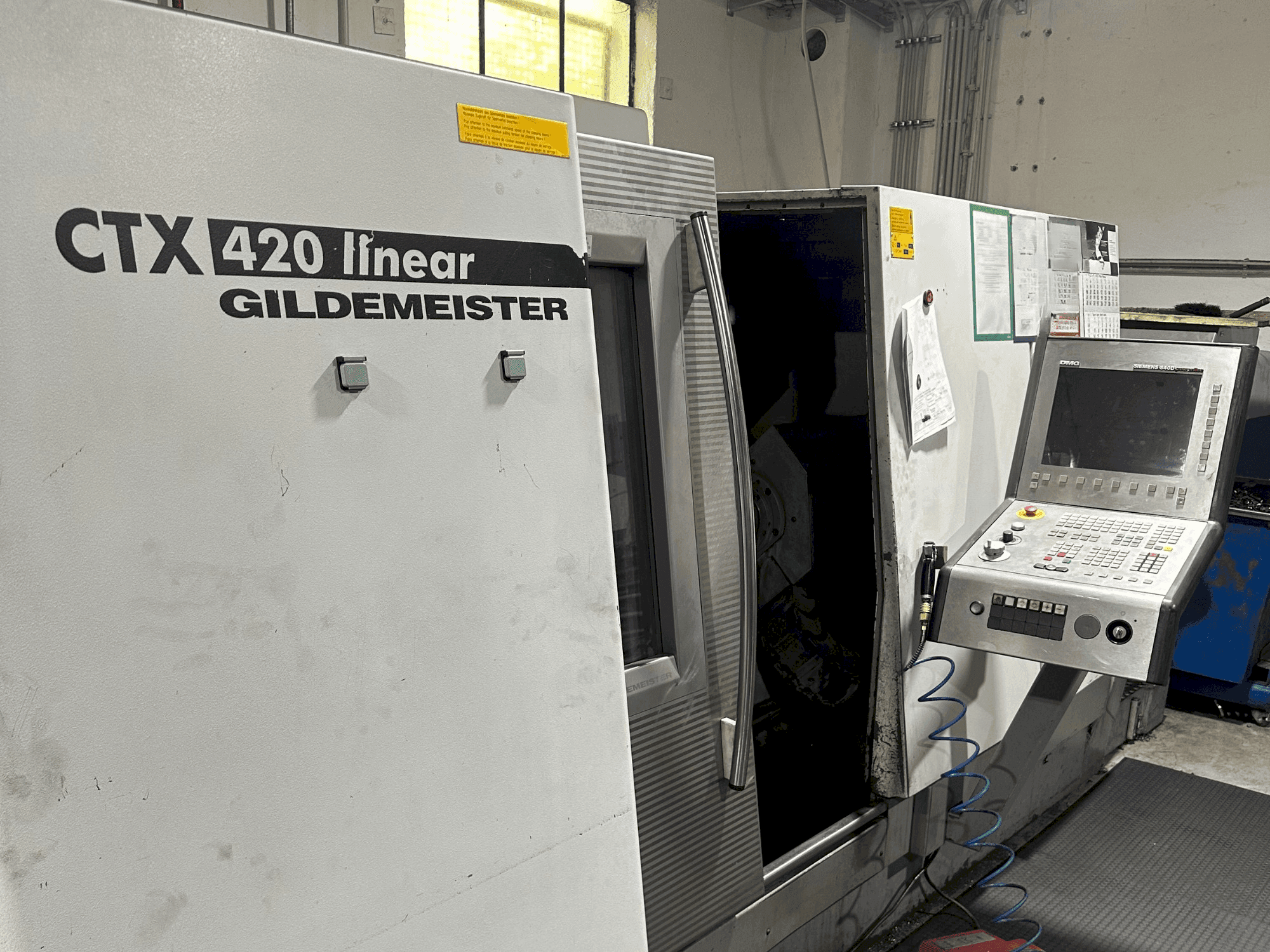 Vooraanzicht van DMG CTX 420 Linear V6 machine