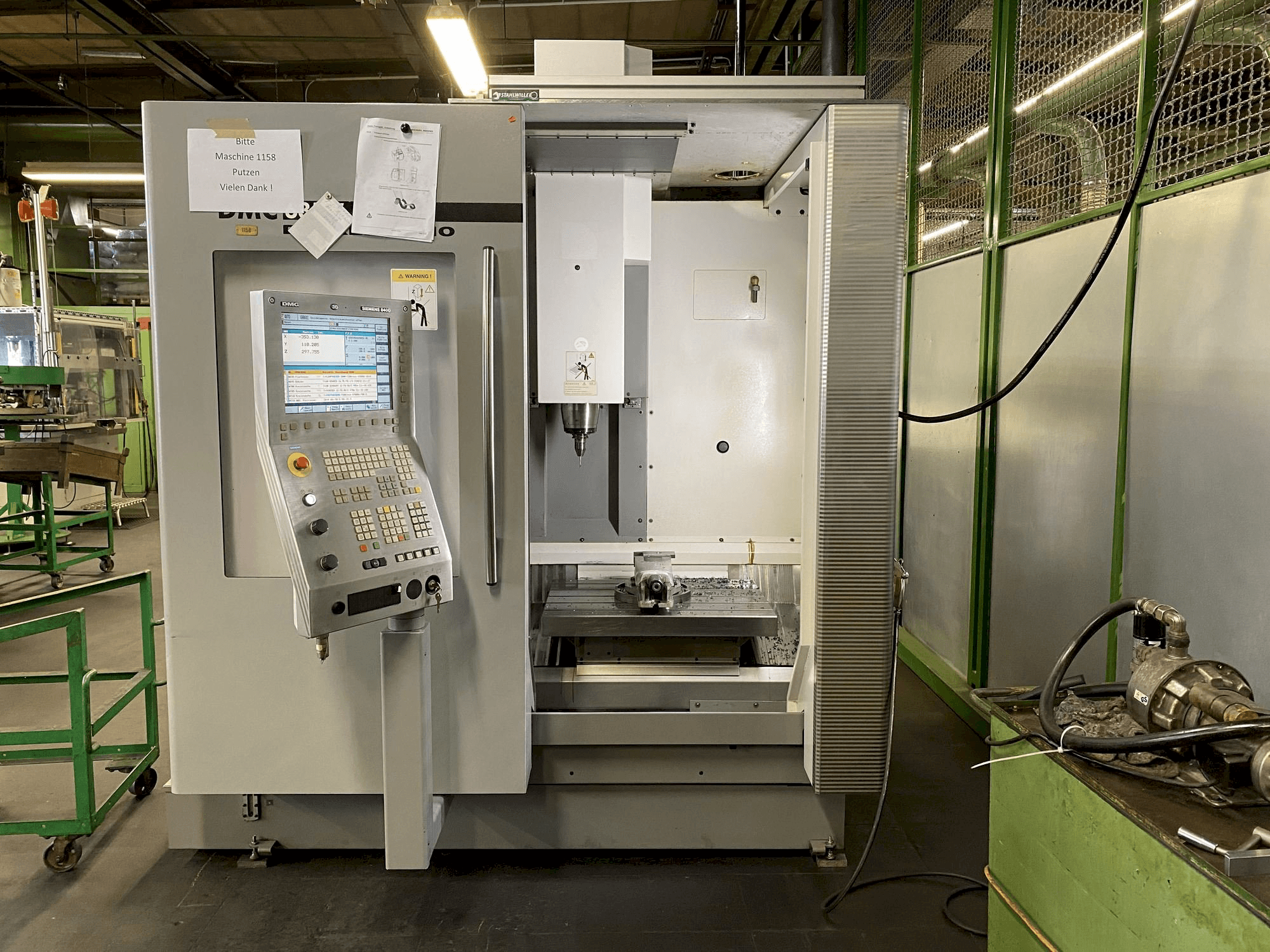Vooraanzicht van DECKEL MAHO DMC 635V machine