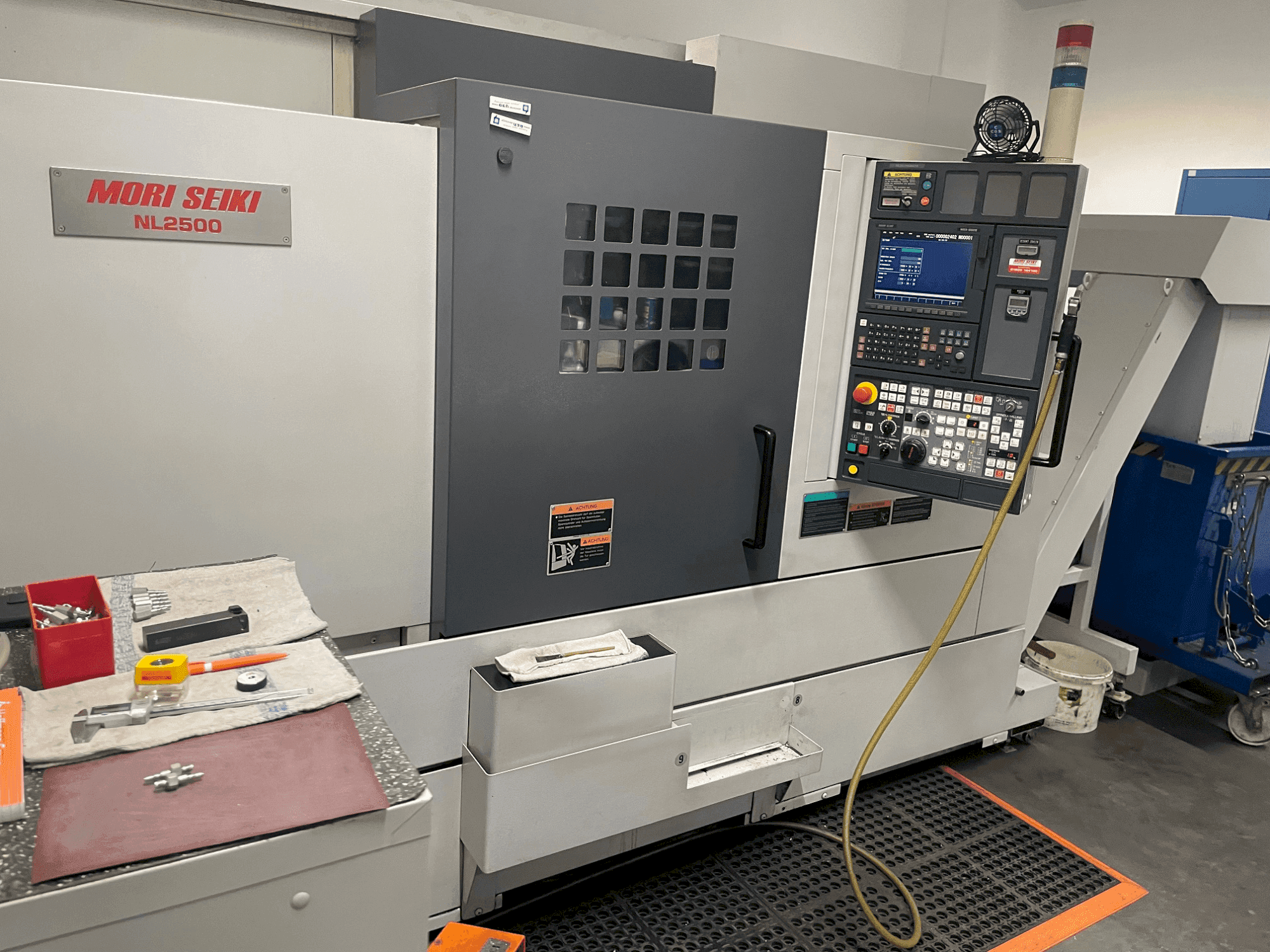 Vooraanzicht van MORI SEIKI NL2500Y/700 machine